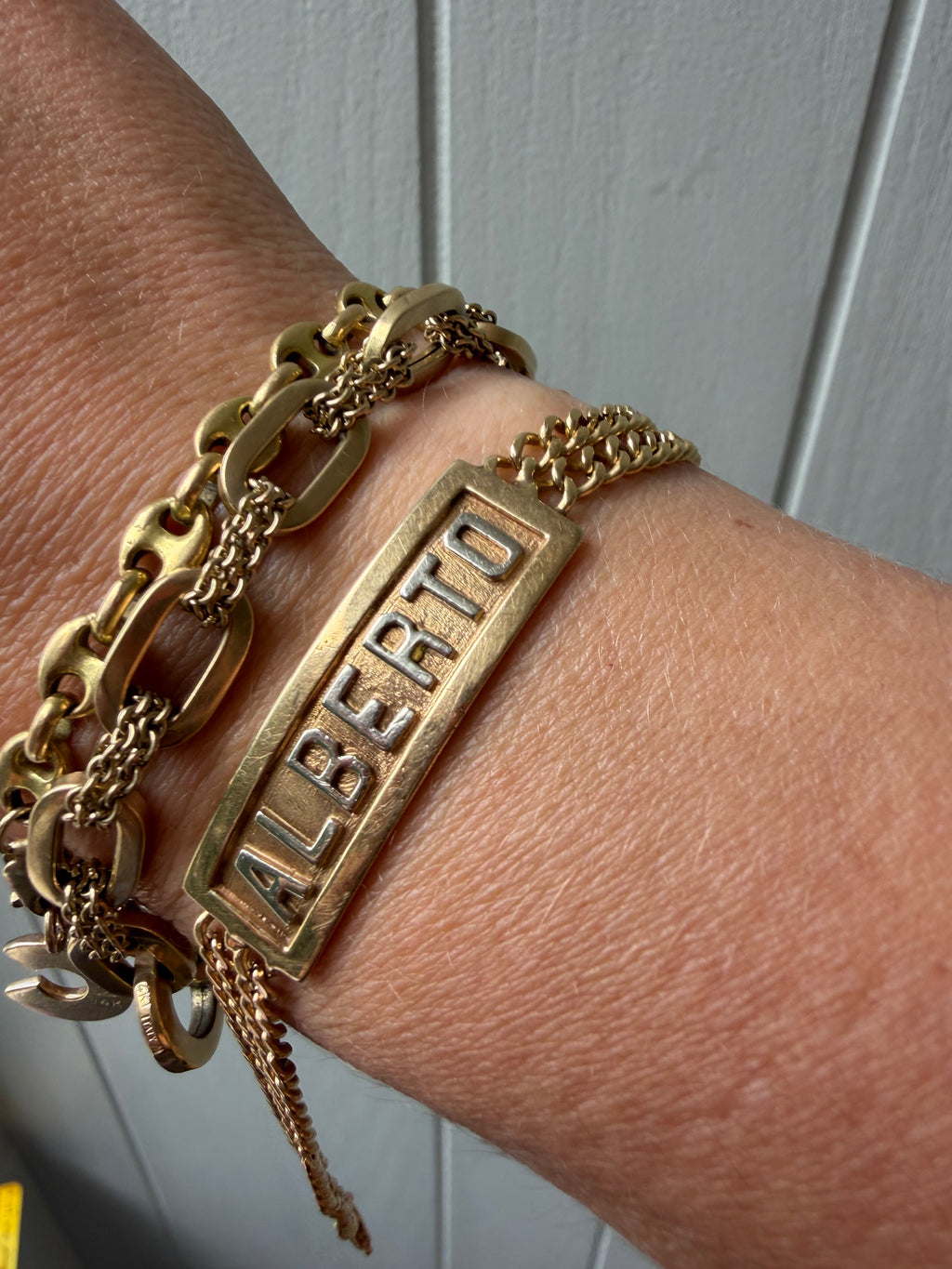 18k gold double curb ID bracelet with raised ALBERTO