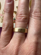 1974 pipecut gold band size 9 // 5.4mm