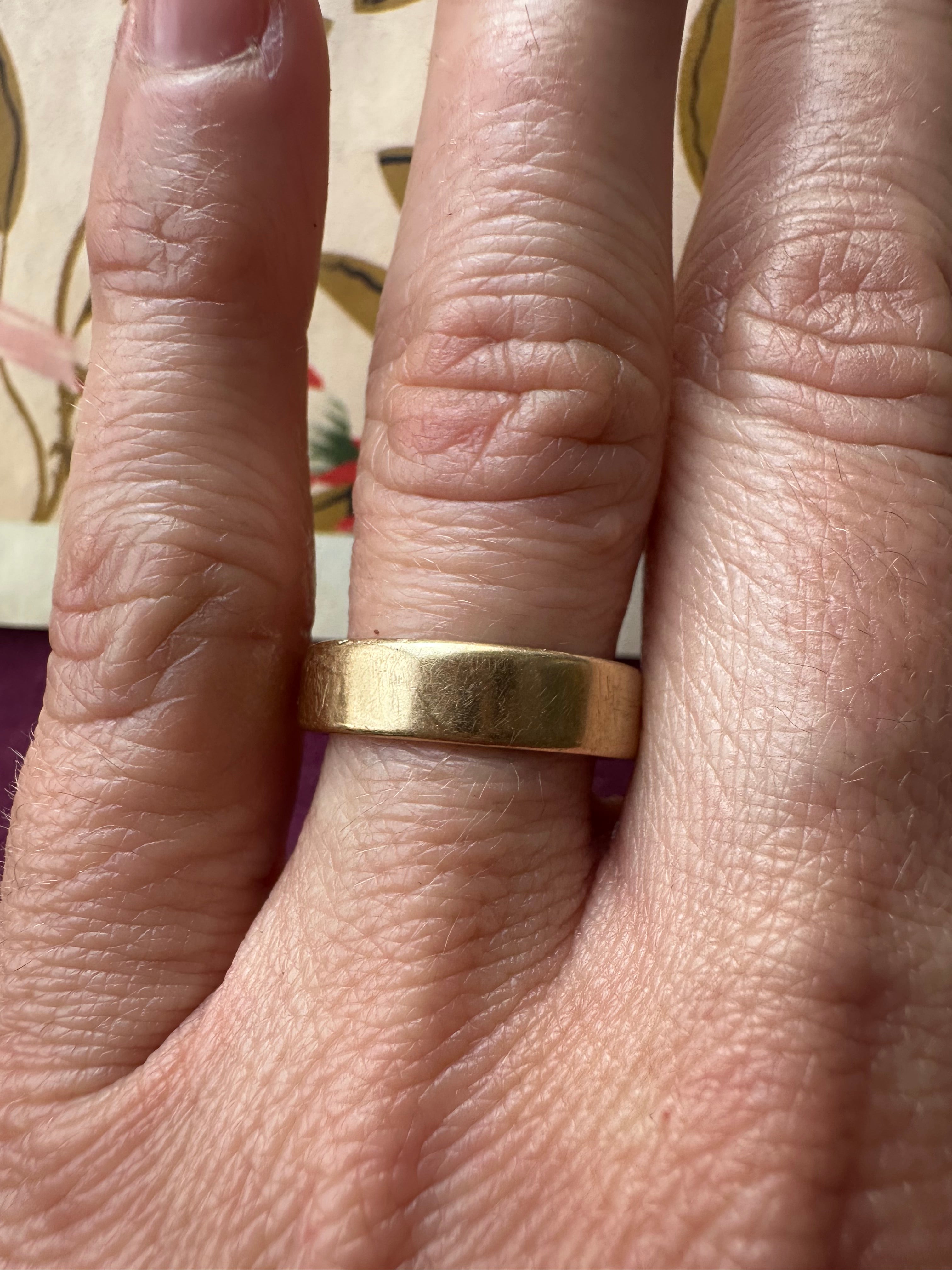 1974 pipecut gold band size 9 // 5.4mm