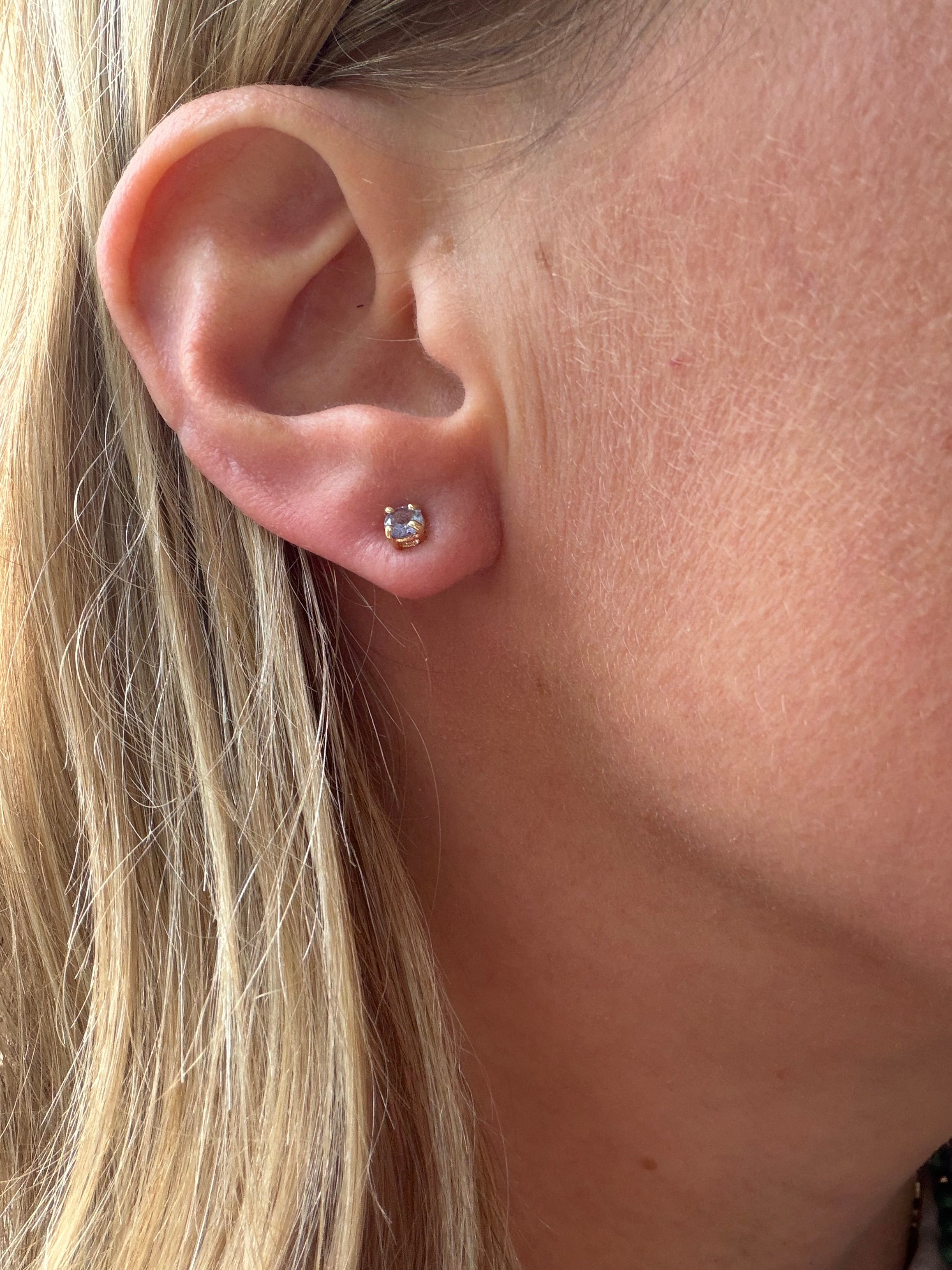 lilac tanzanite and yellow gold stud