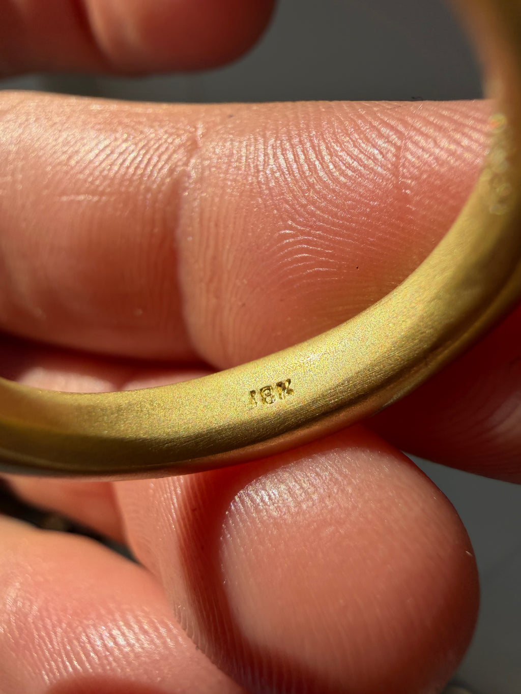 18k matte finish graduated donut band