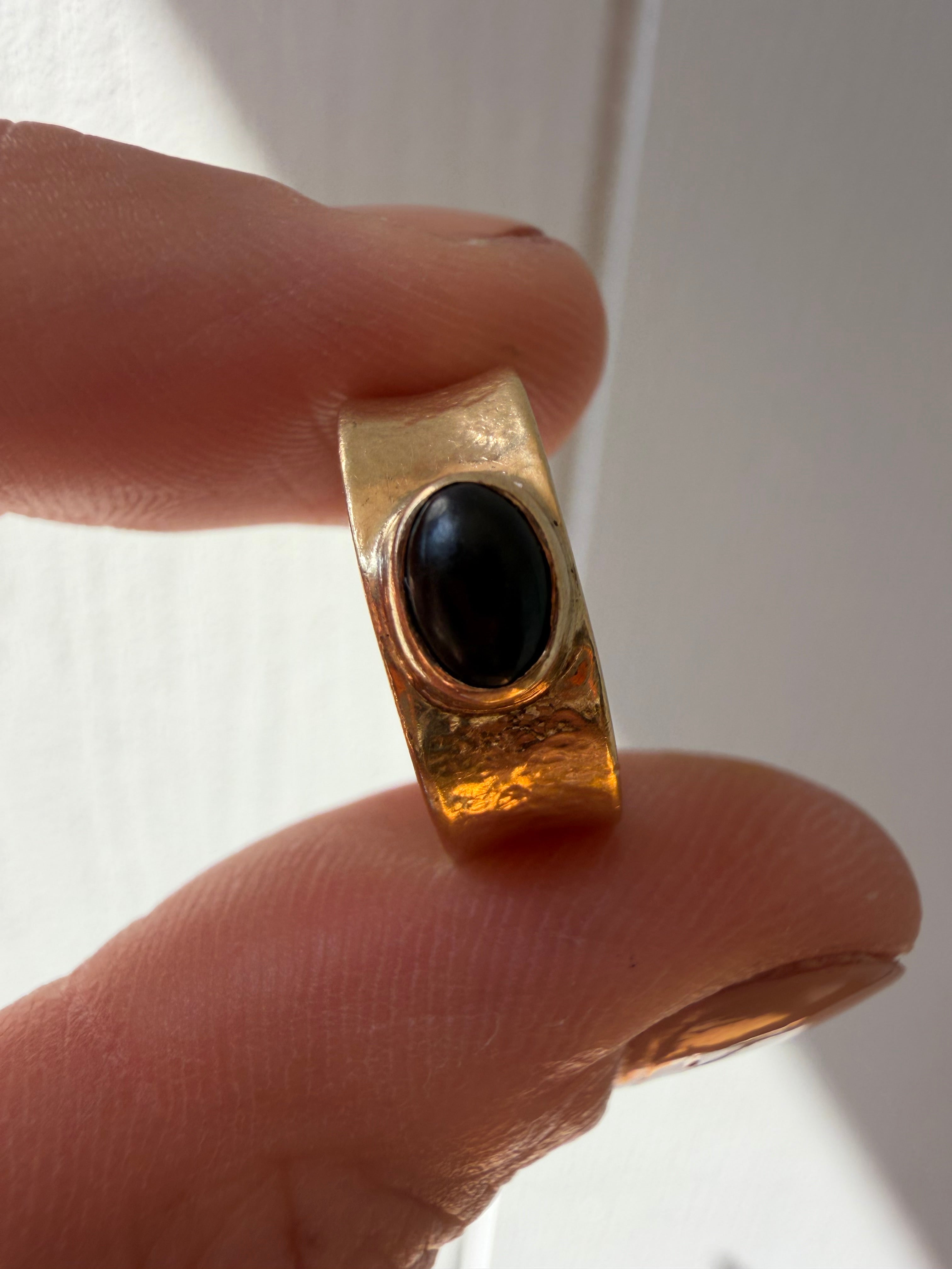 saddle band with oval bezel set east west onyx