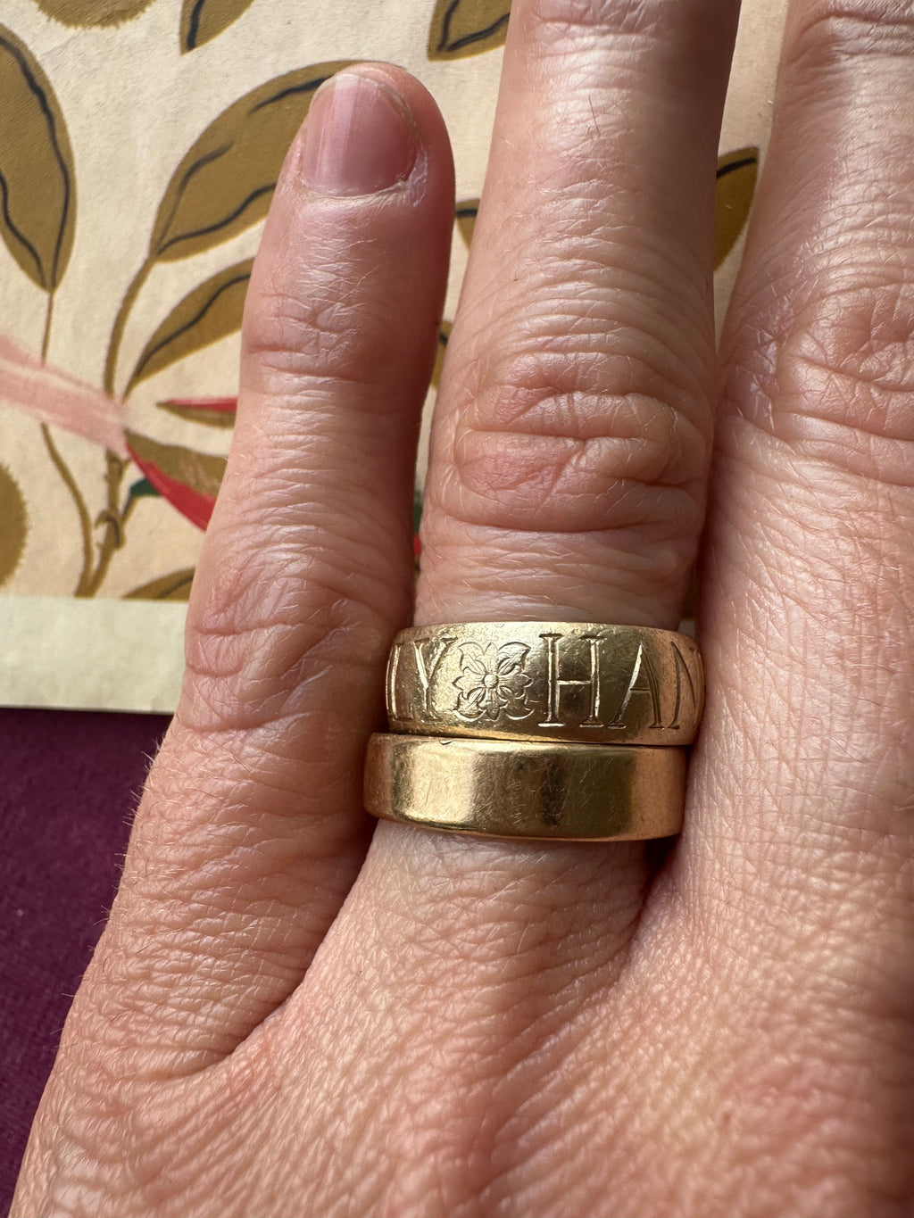 1974 pipecut gold band size 9 // 5.4mm
