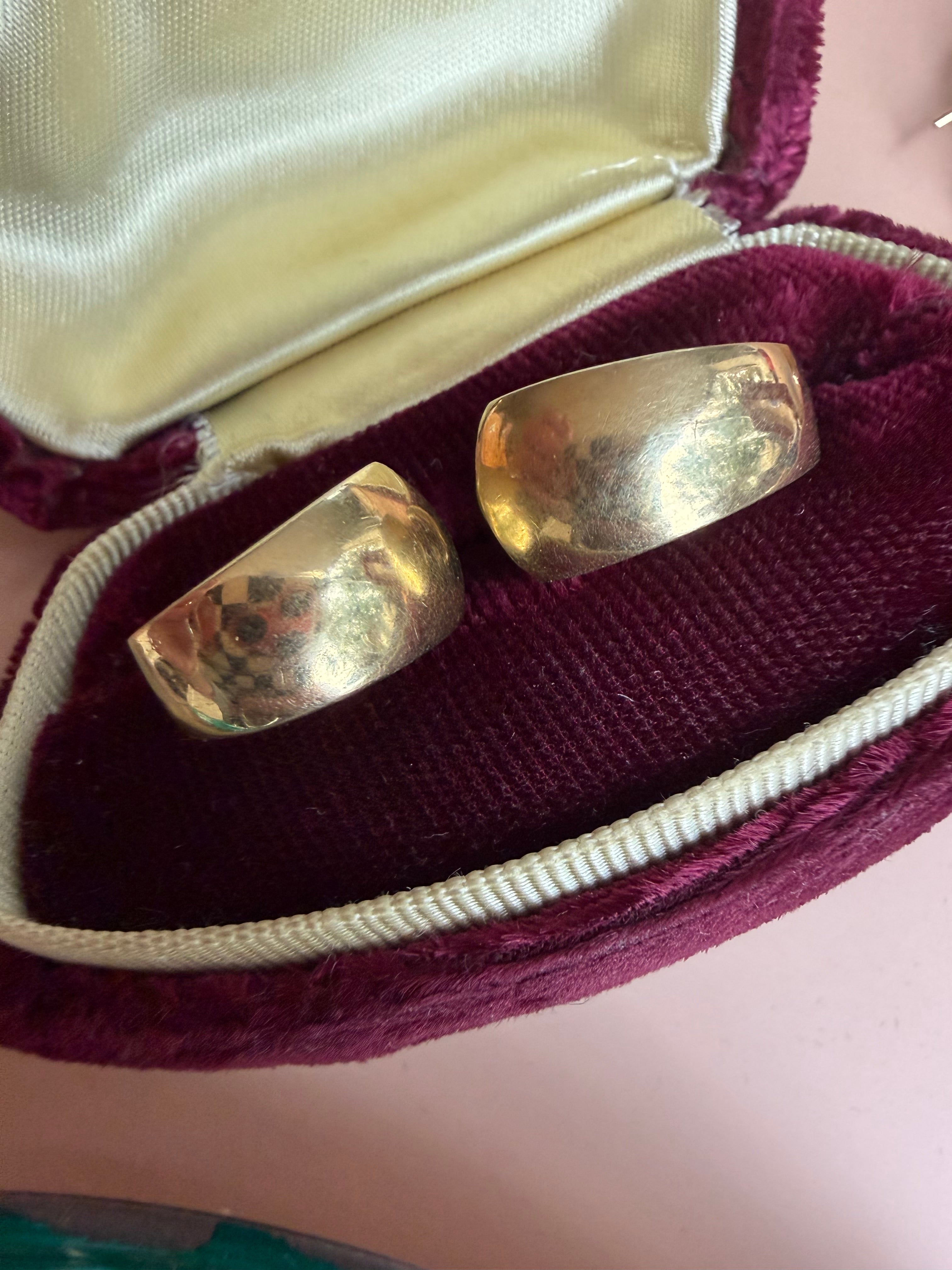 solid tapered huggie with omega backs
