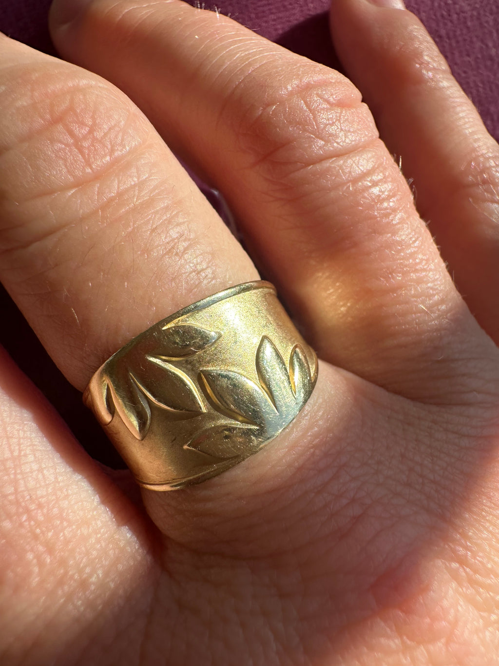 tapered band with leaves and satin finish