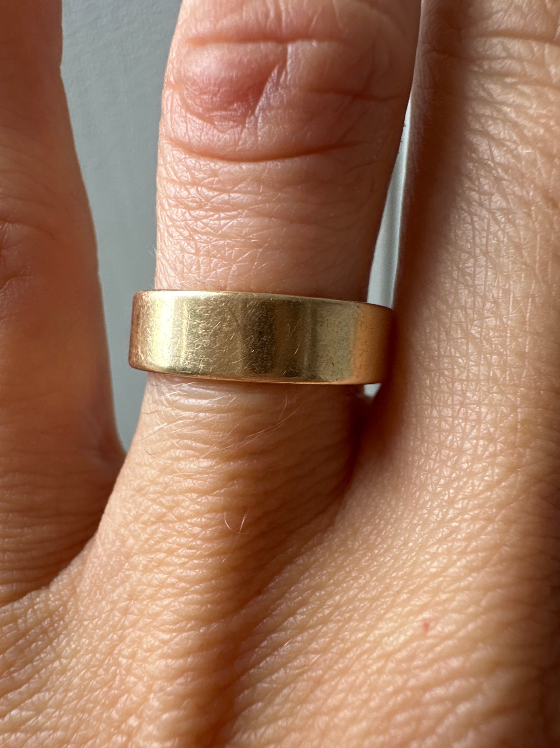 vintage pipecut yellow gold band