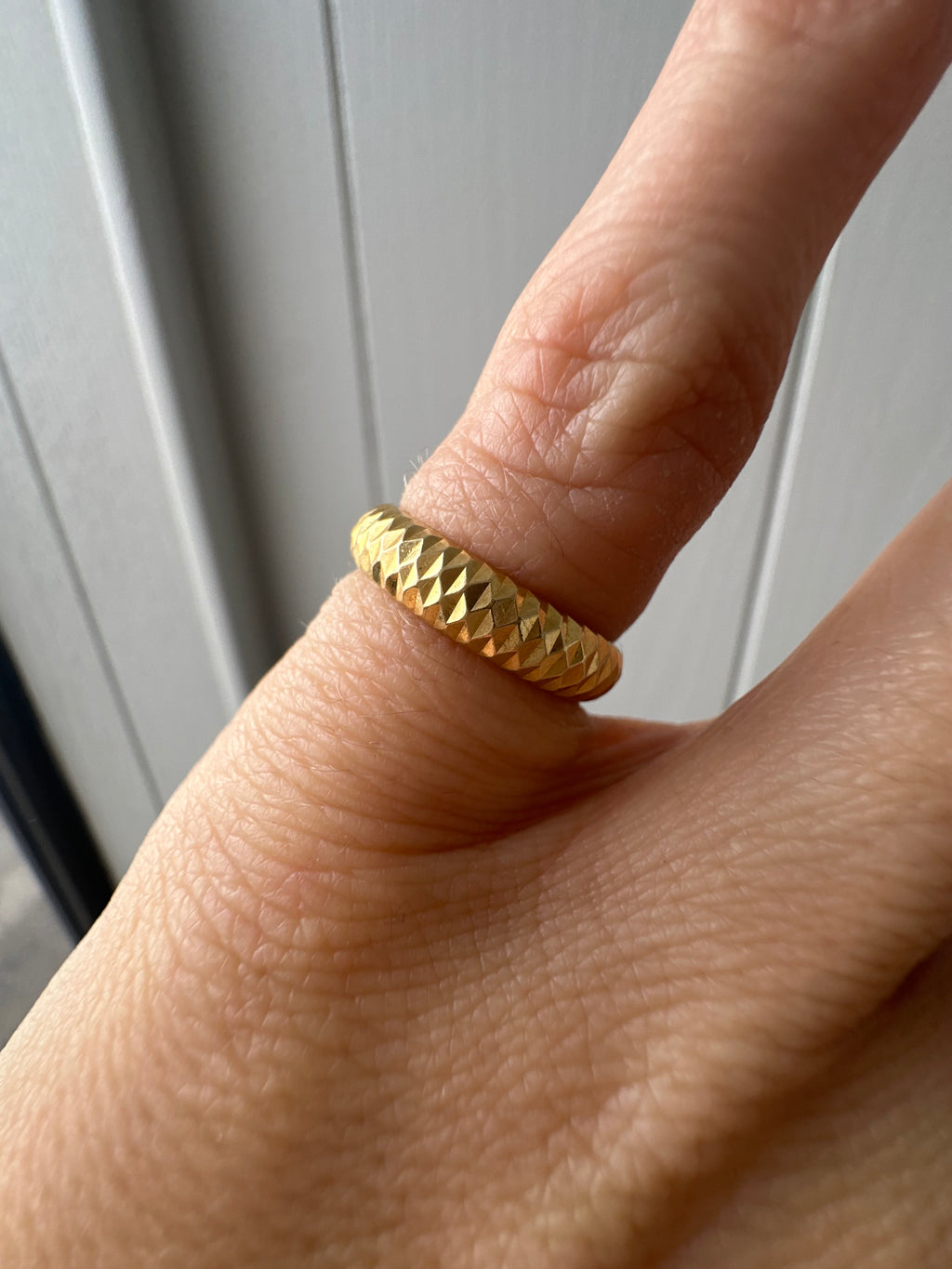 spikey 18k gold band