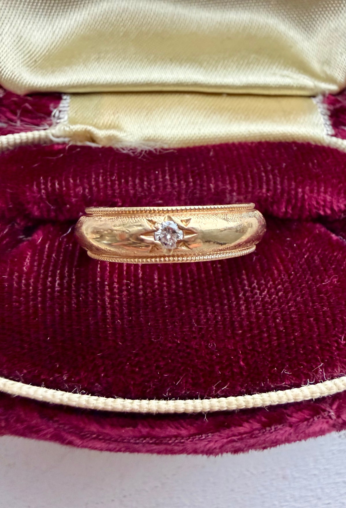 milgrain edge band with burst set diamond
