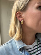 ribbed J hoop with omega backs