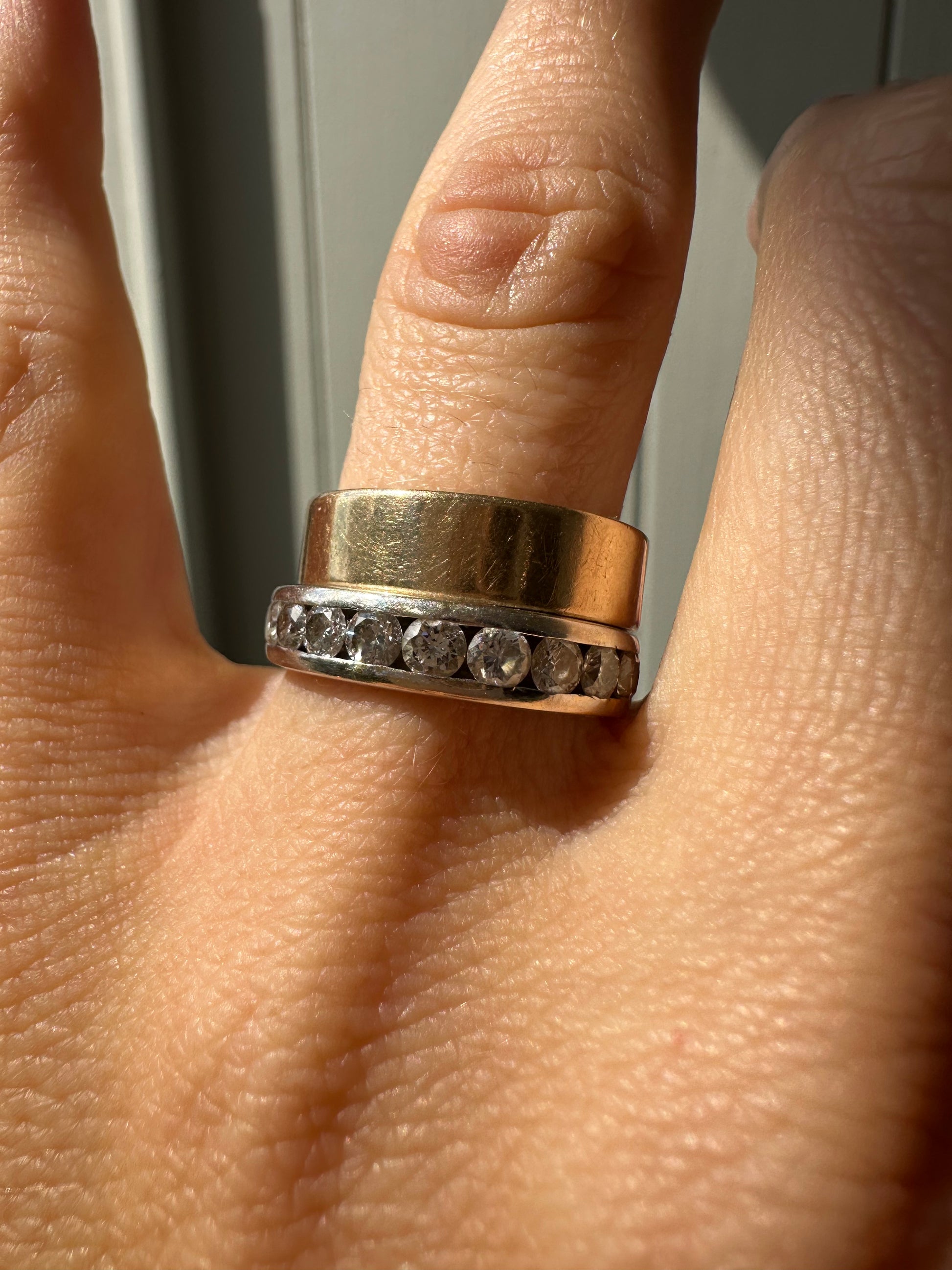 10k white scallopy diamond band