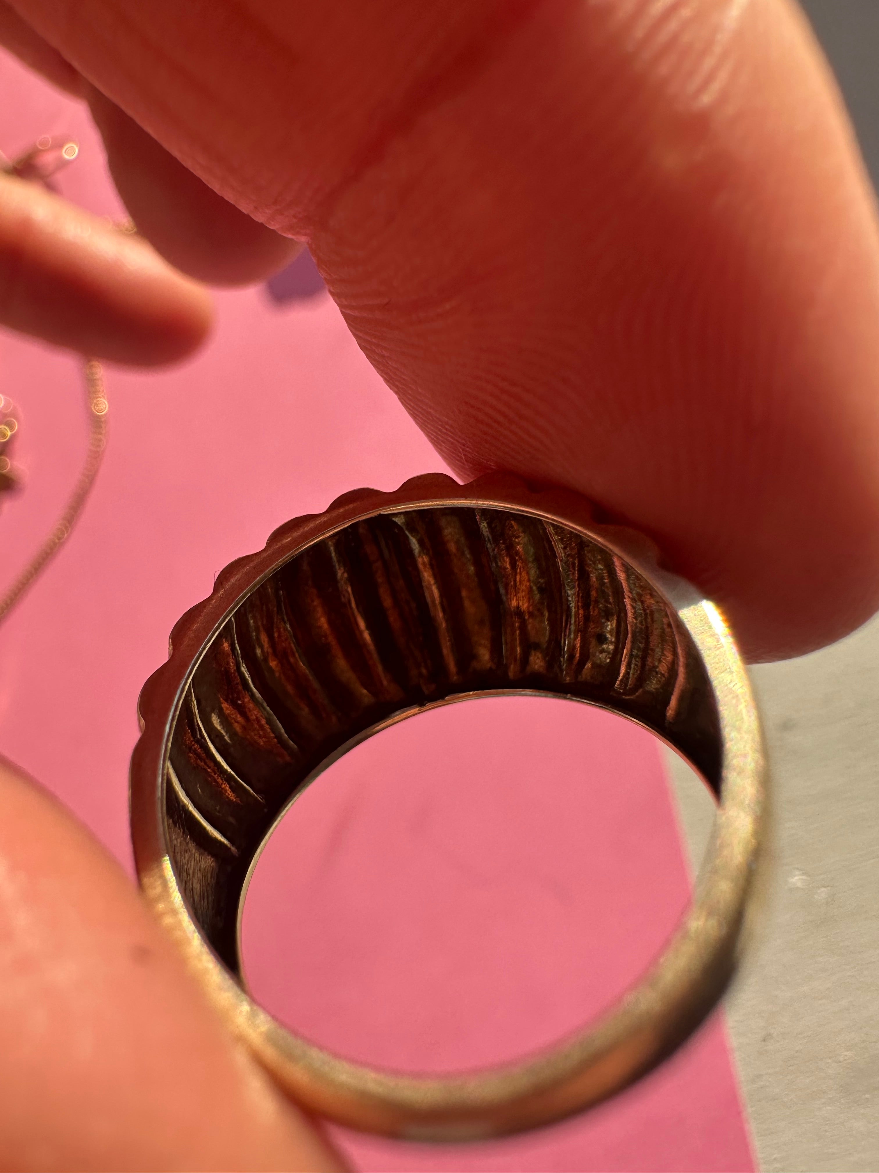 tapered ribbed ring
