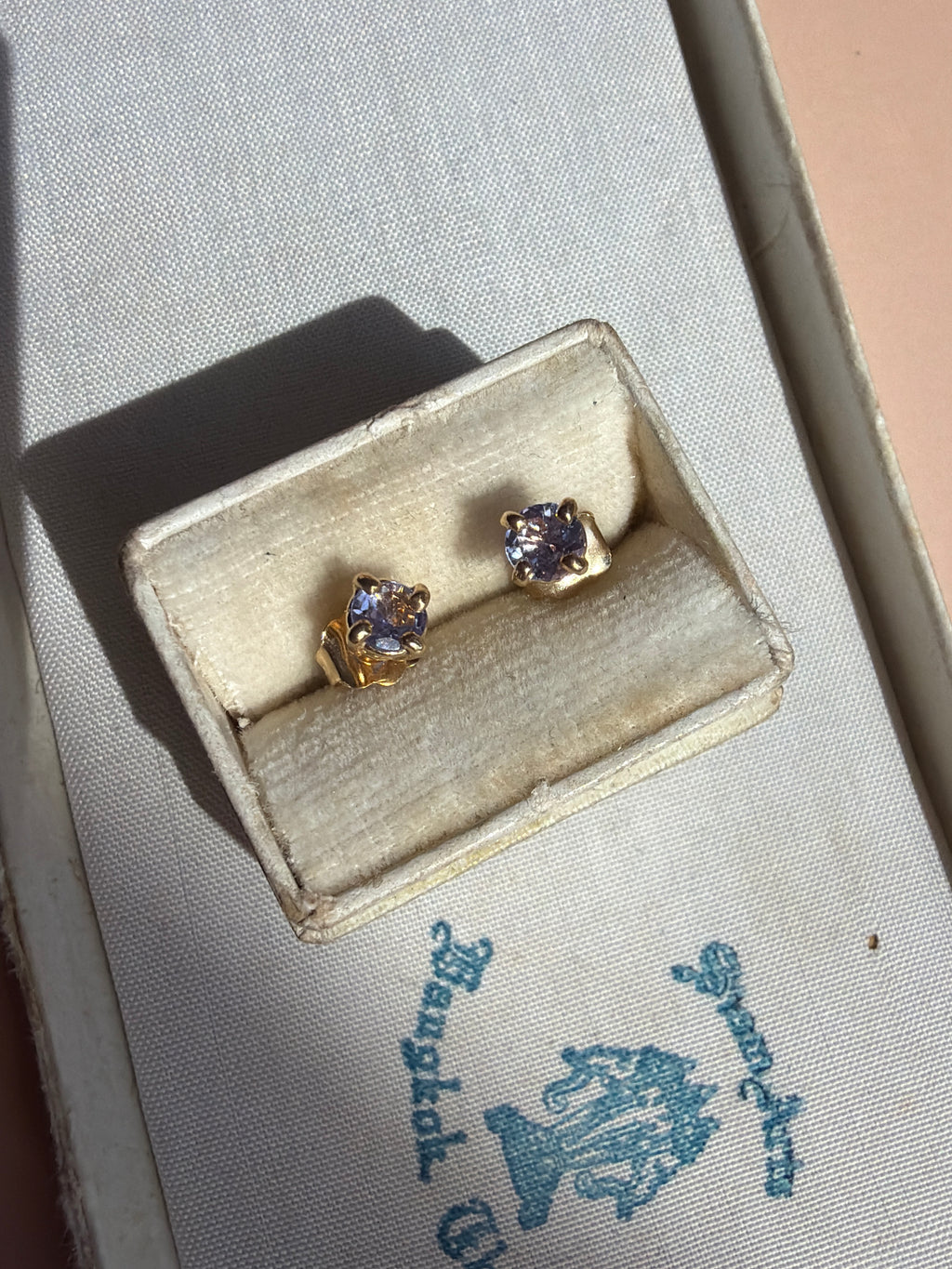 lilac tanzanite and yellow gold stud