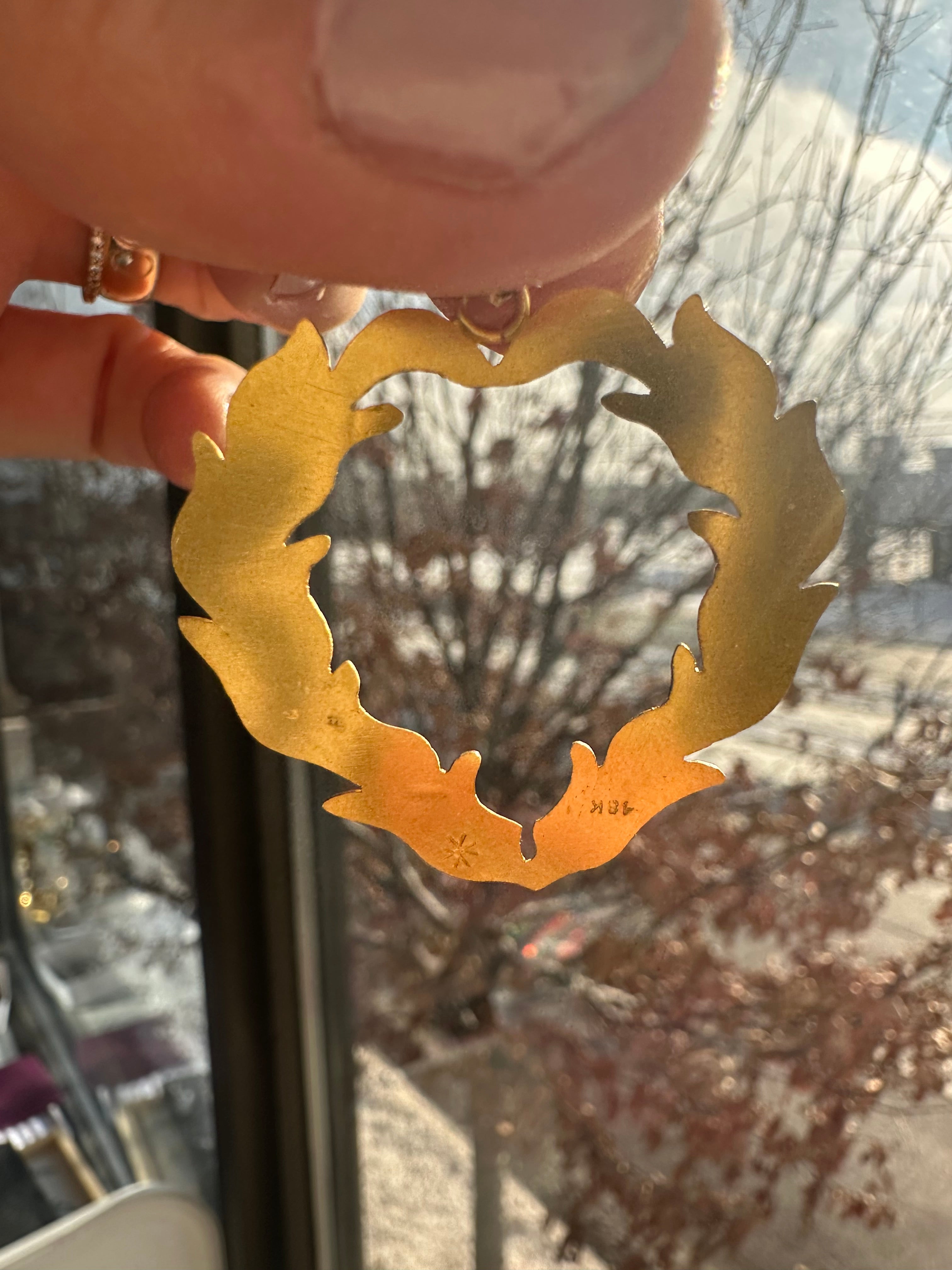 18k gold heart shaped wreath/leaves pendant