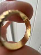 spikey 18k gold band