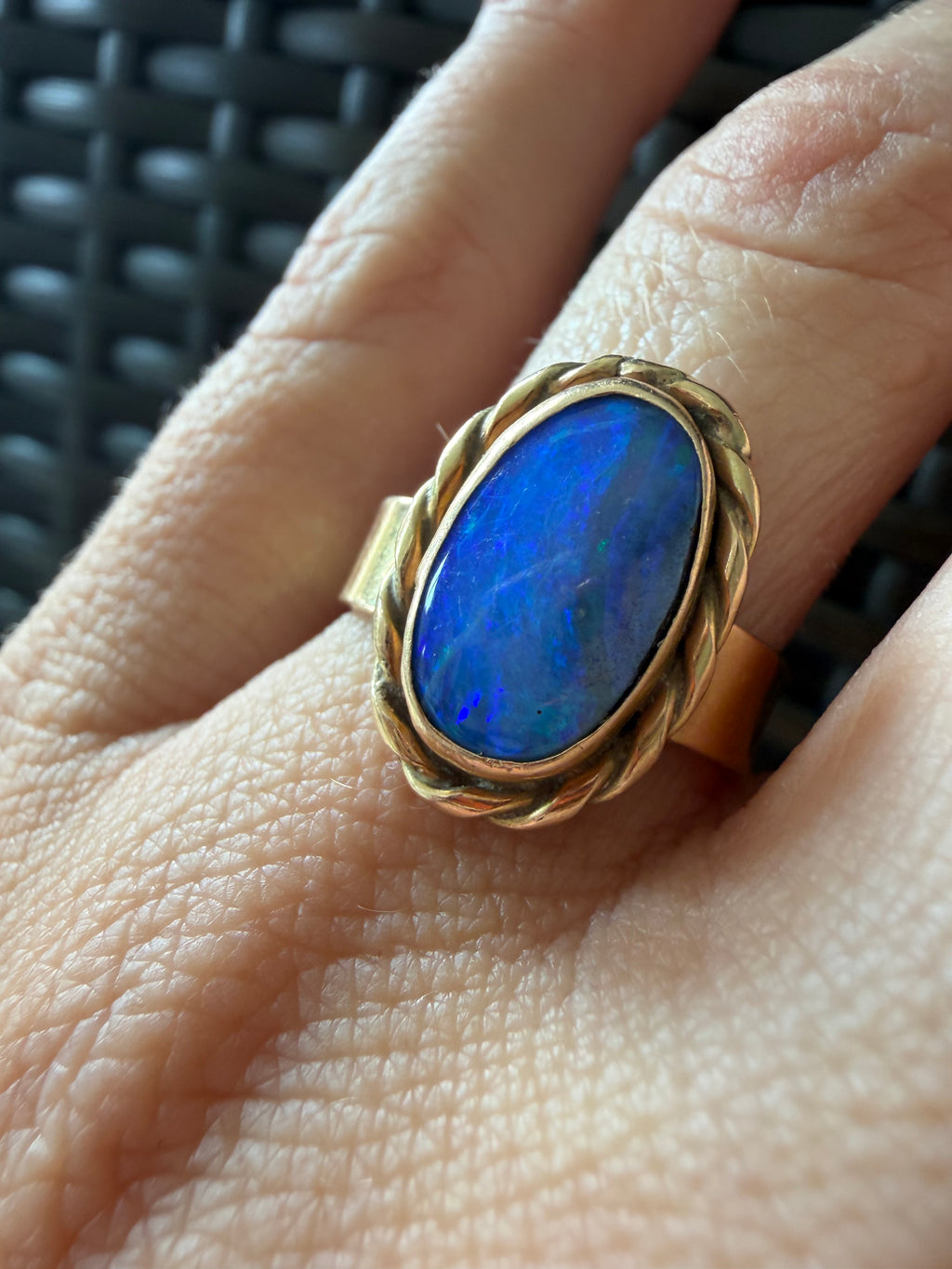 oval opal in rope 16k bezel