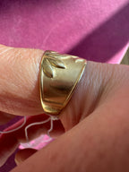 tapered band with leaves and satin finish