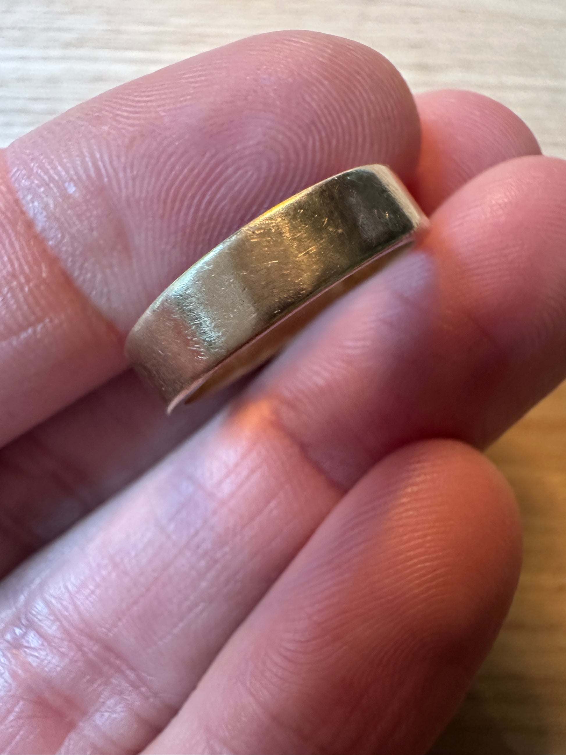 5.5mm pipecut yellow gold band