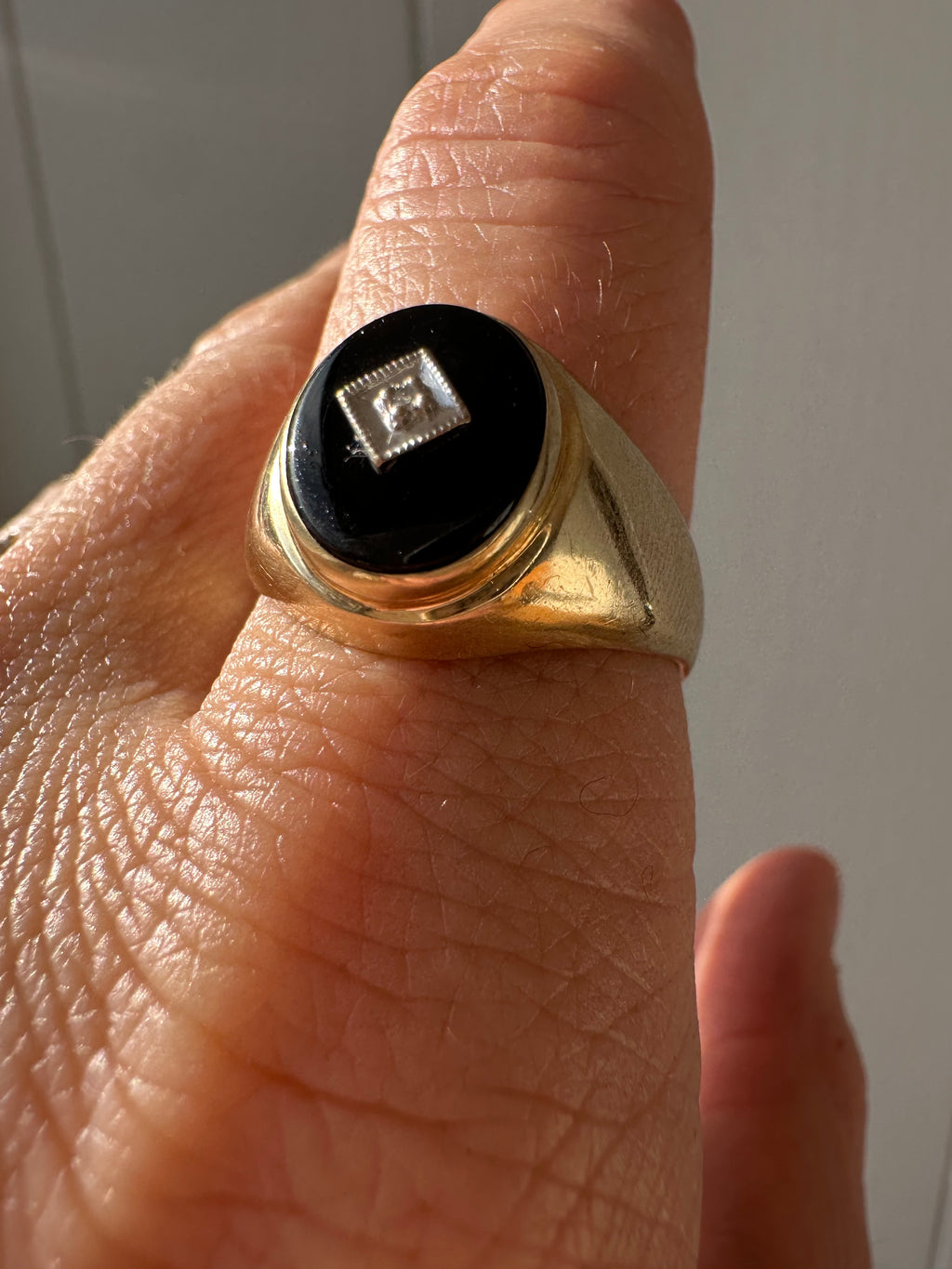oval onyx and gold ring