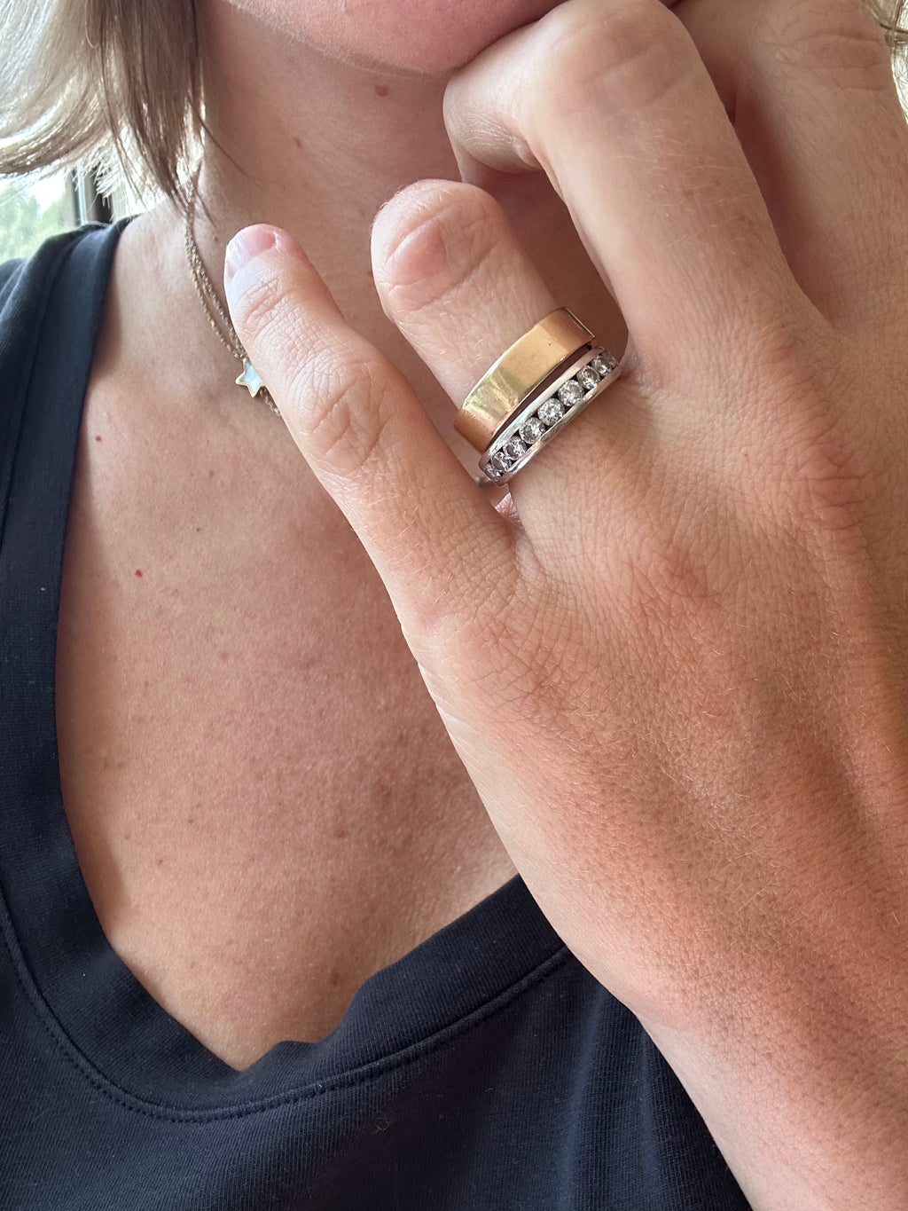 10k white scallopy diamond band