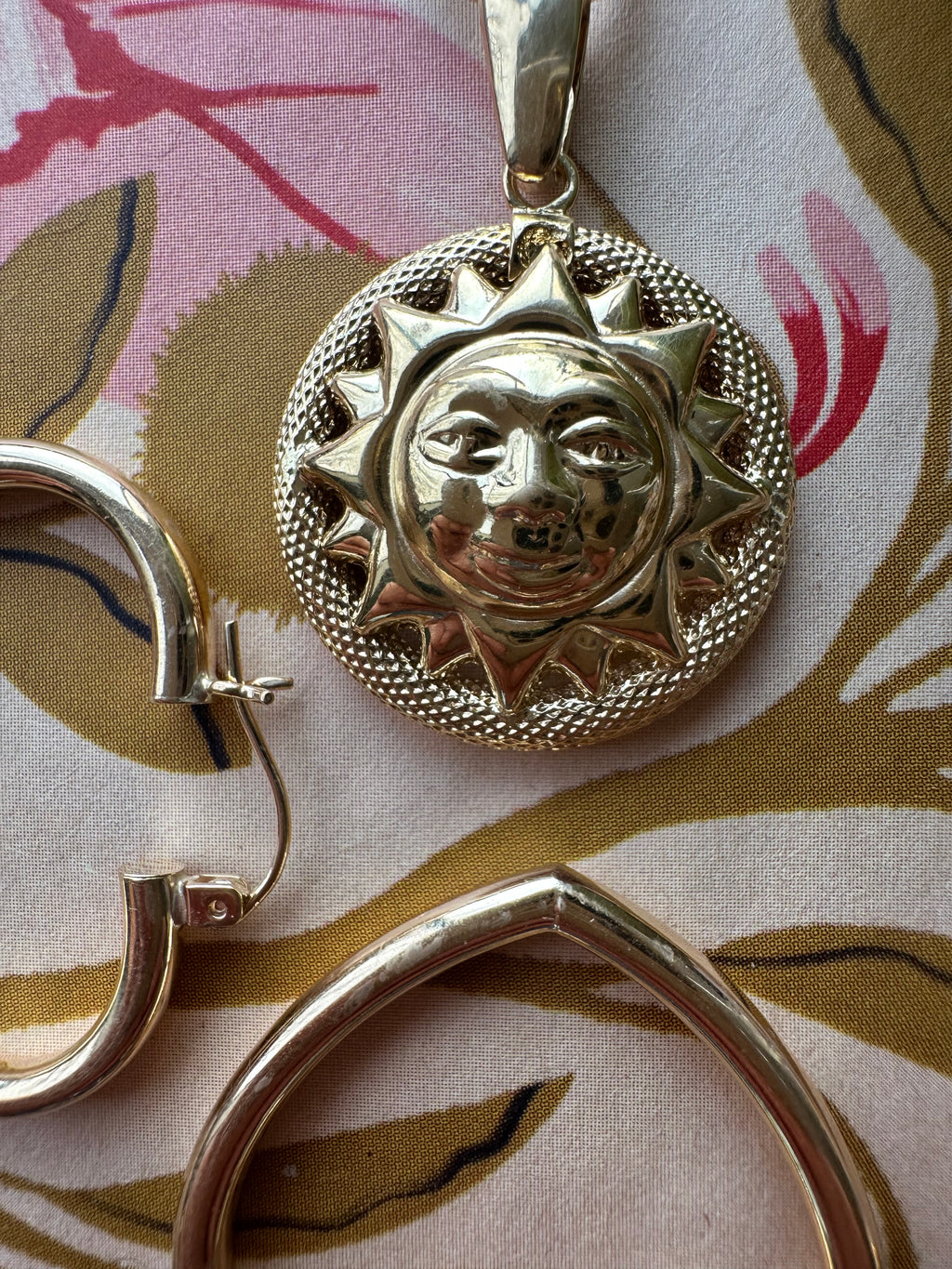 knurled textured sun charm