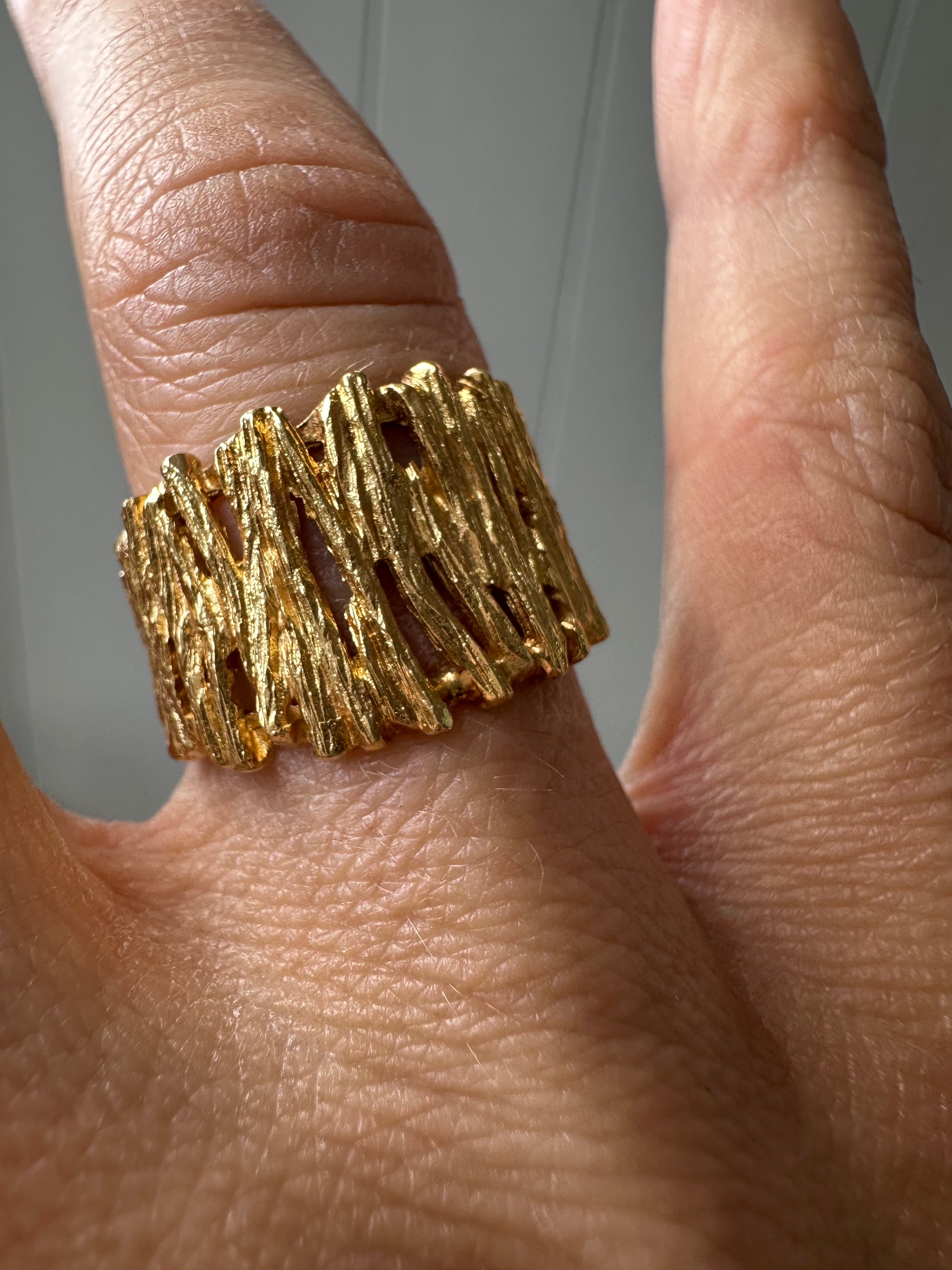 brutalist 18k gold tapered band