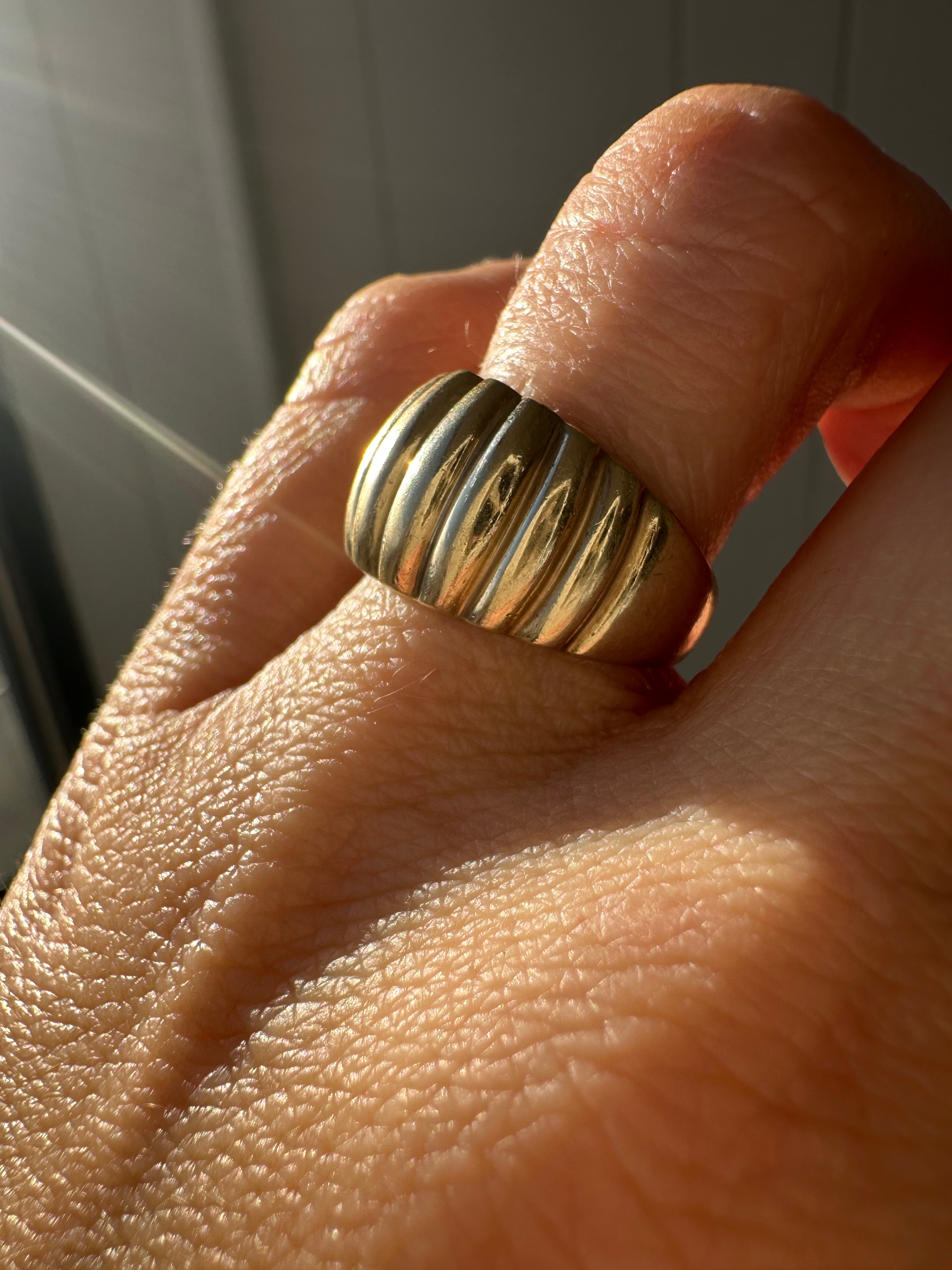 tapered ribbed ring