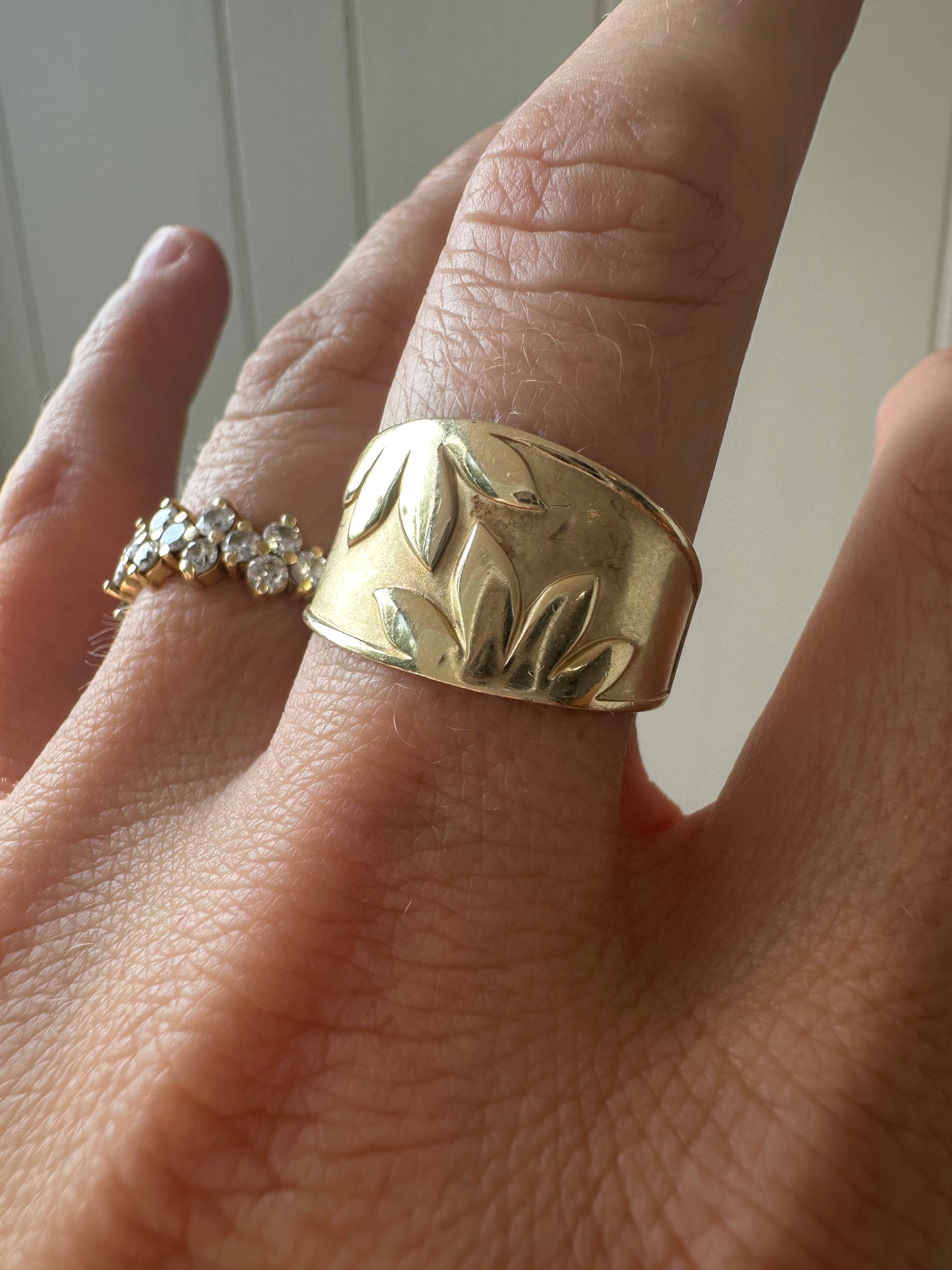 tapered band with leaves and satin finish