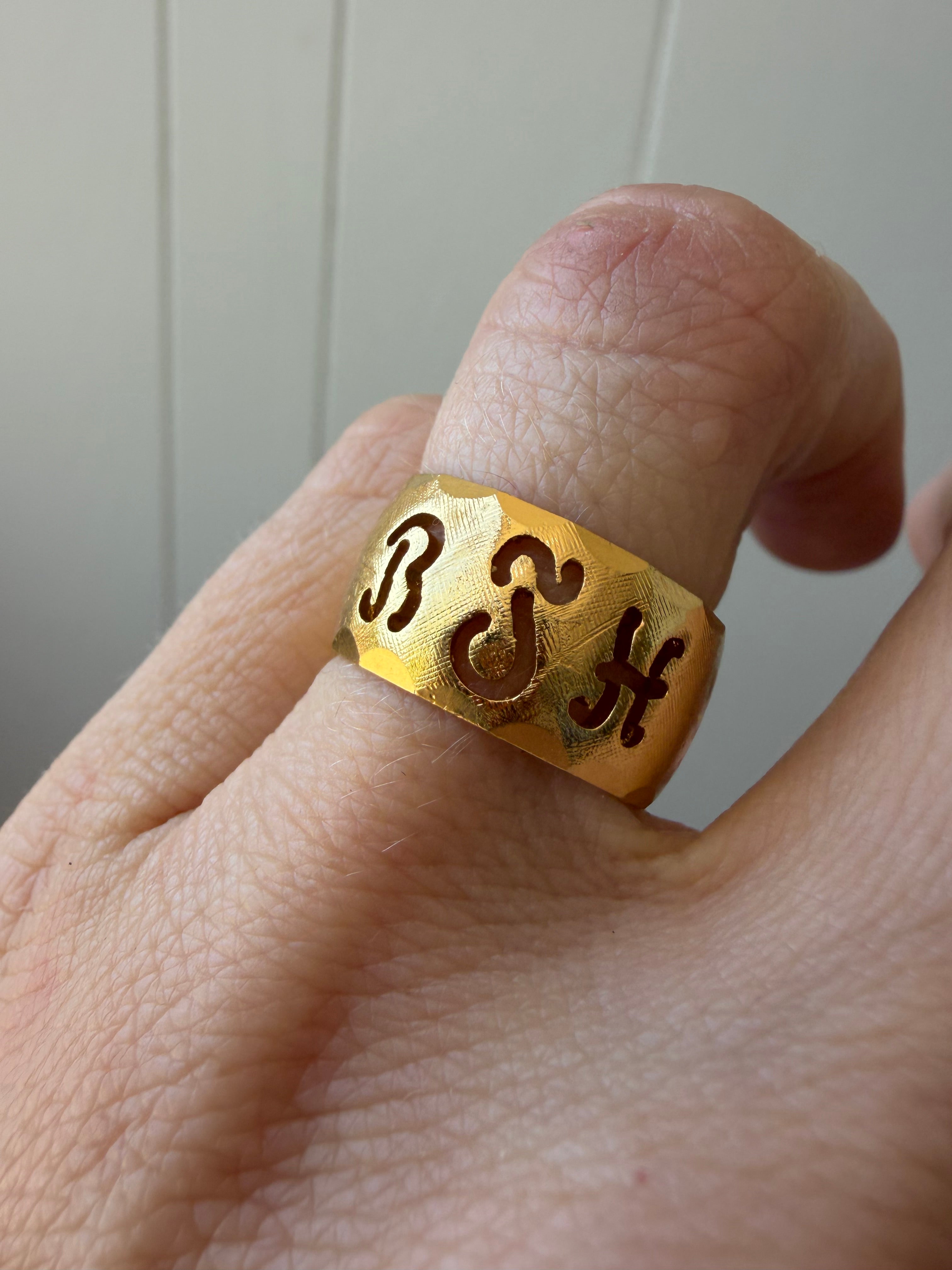 wide band with Florentine finish and cutout monogram