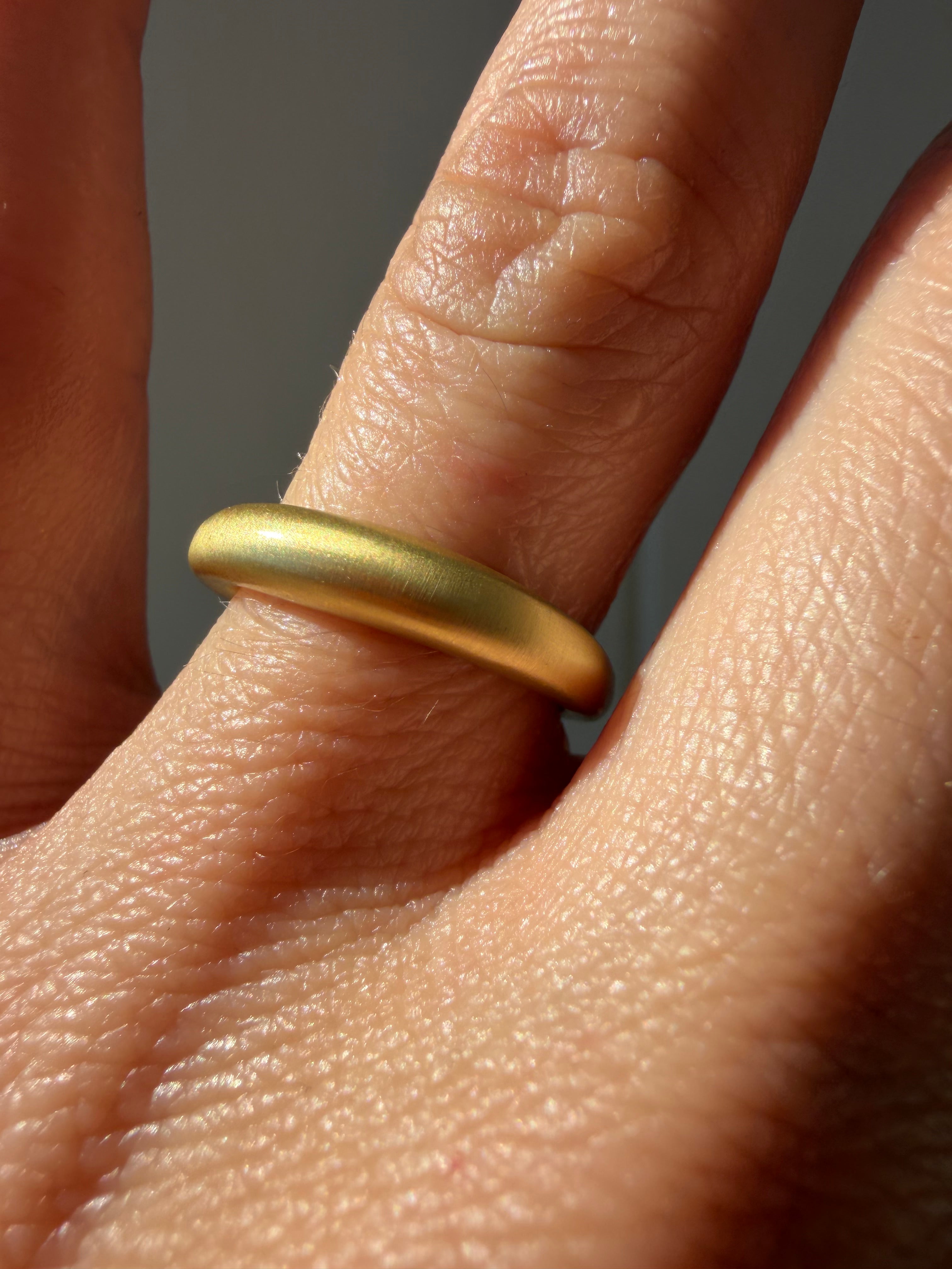 18k matte finish graduated donut band