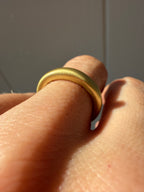 18k matte finish graduated donut band