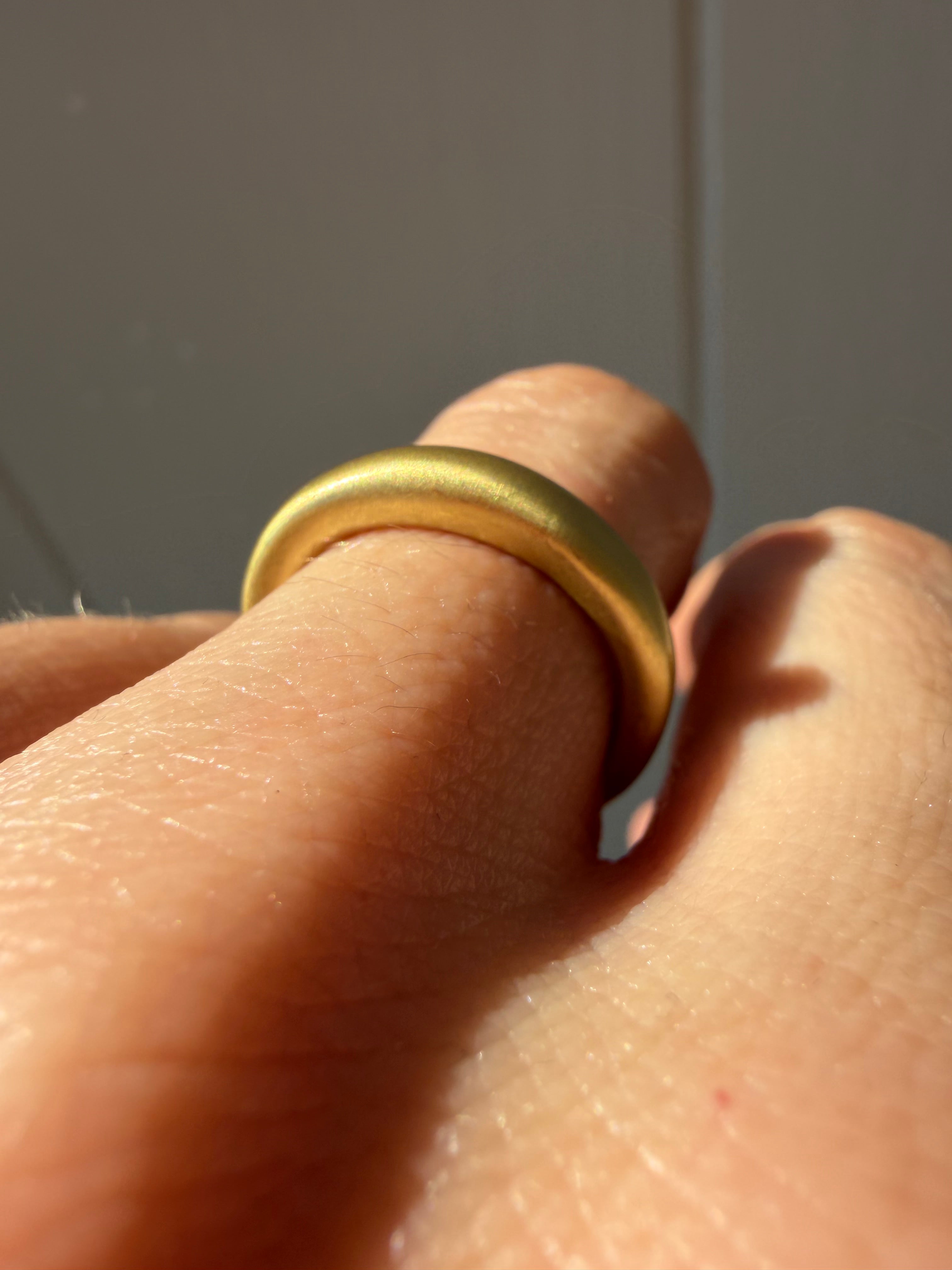 18k matte finish graduated donut band
