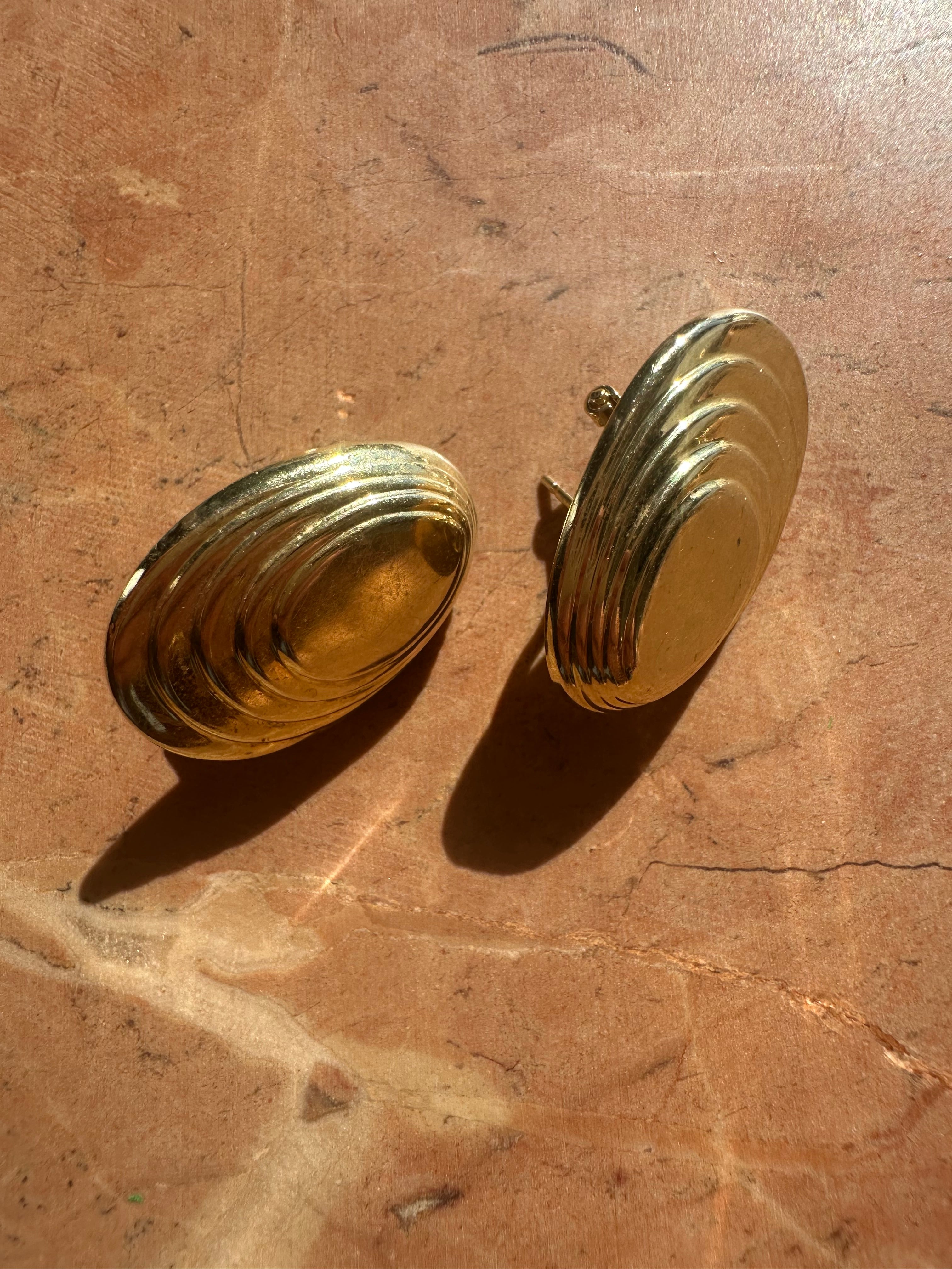 ribbed oval omega back earrings