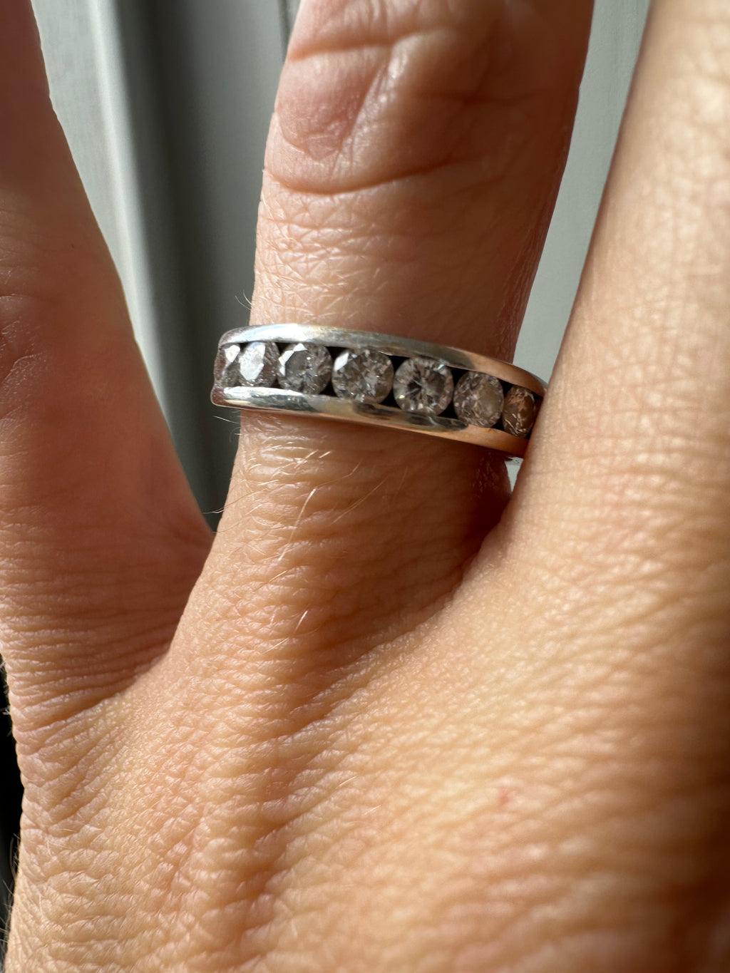 10k white scallopy diamond band