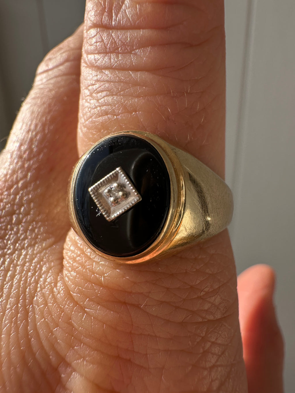 oval onyx and gold ring