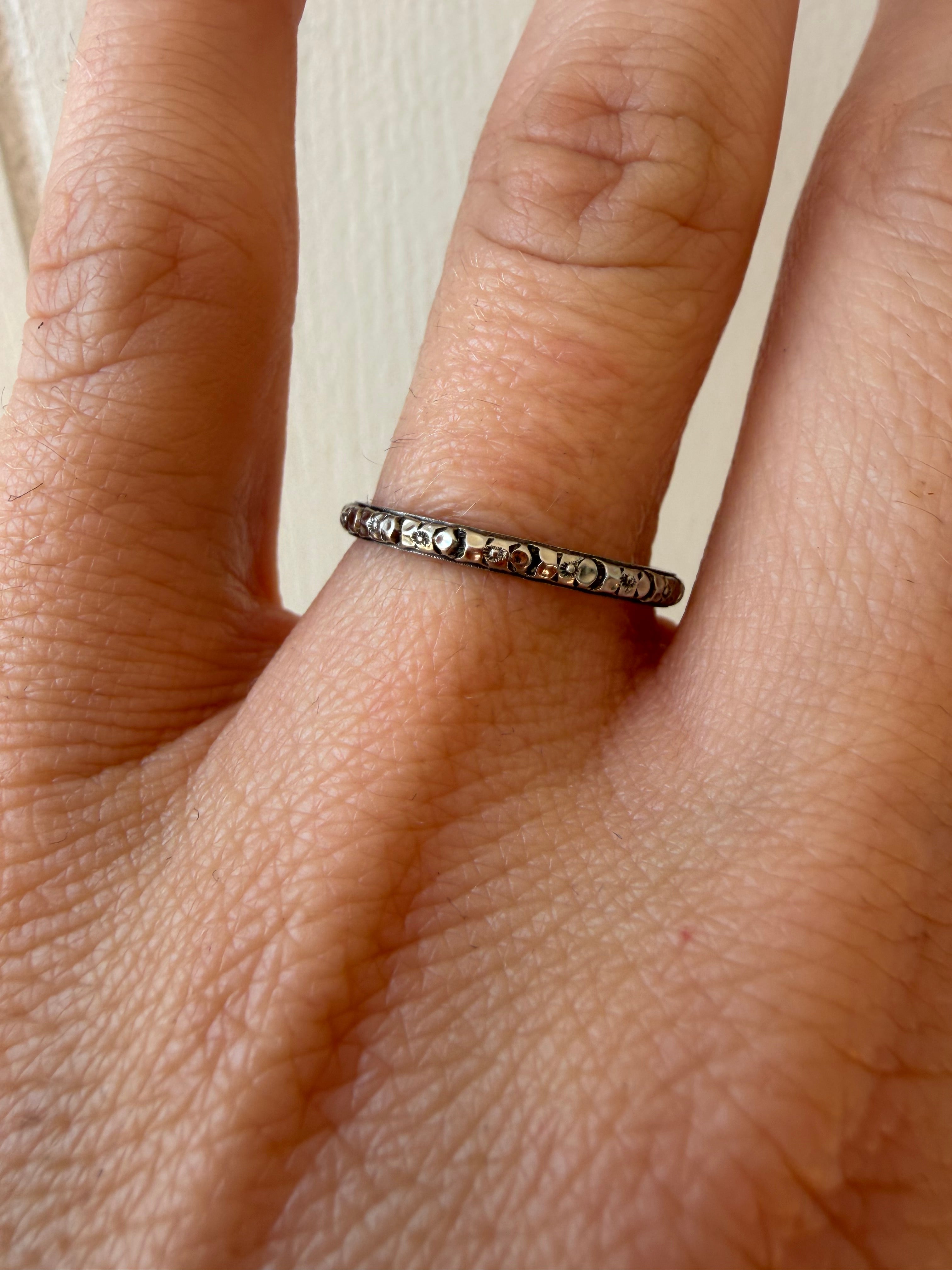 18k white gold art deco floral band
