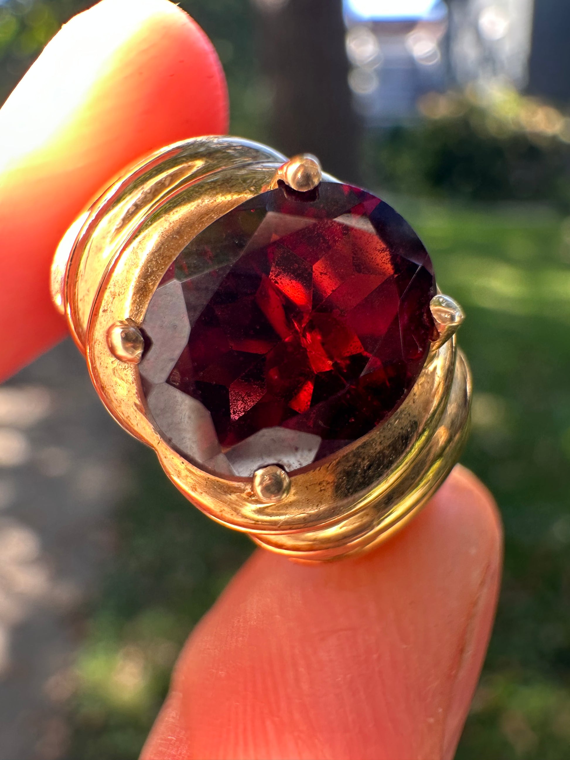 oval garnet in ribbed gold