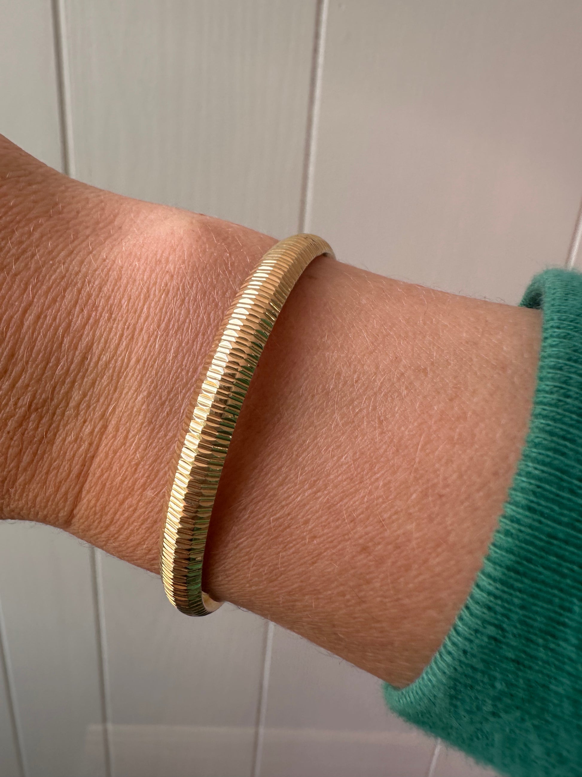 vintage ribbed bangle