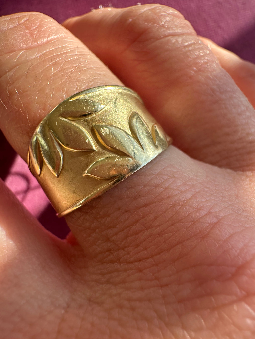 tapered band with leaves and satin finish