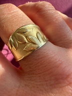 tapered band with leaves and satin finish