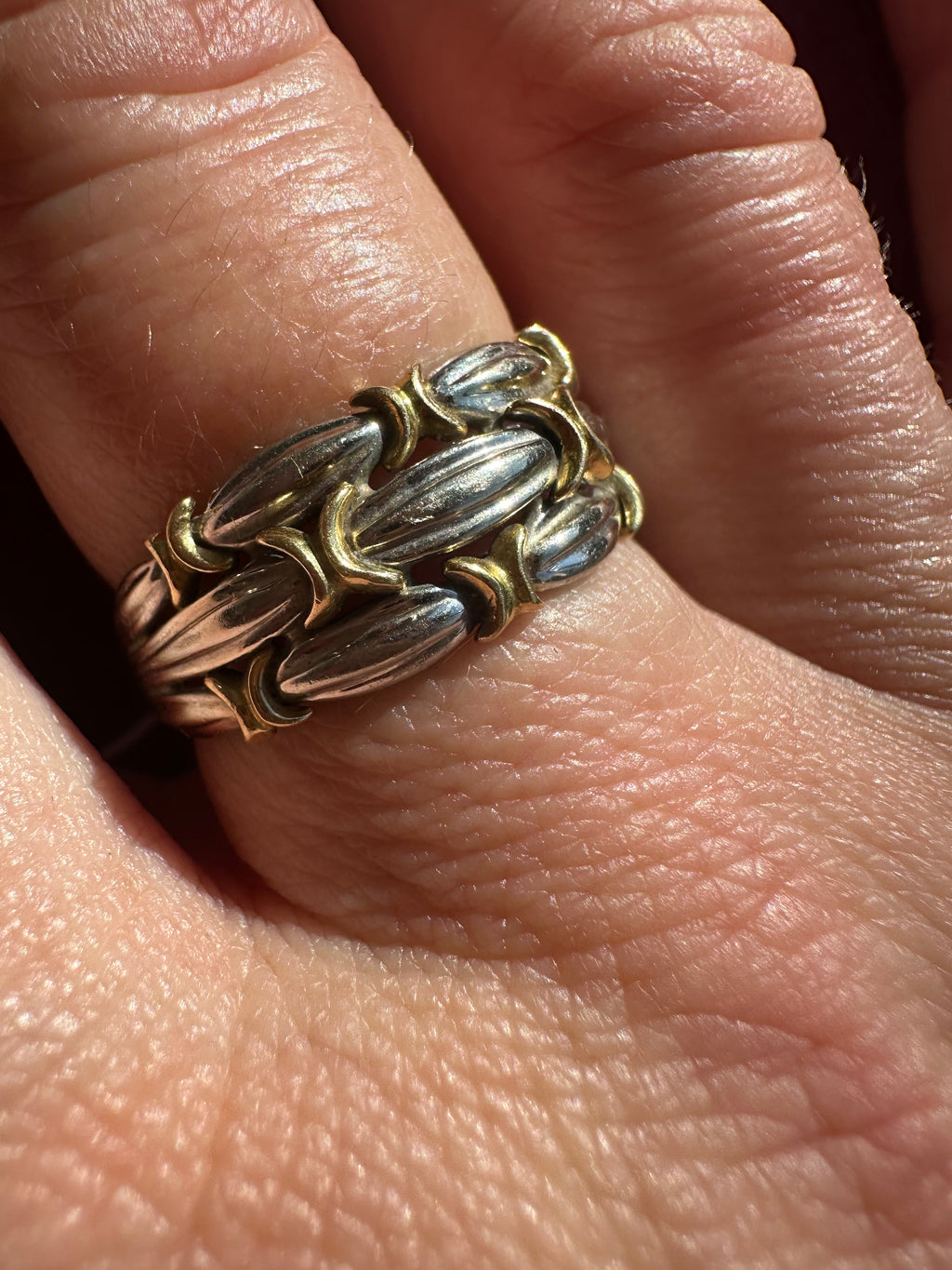 18k white gold with yellow X band