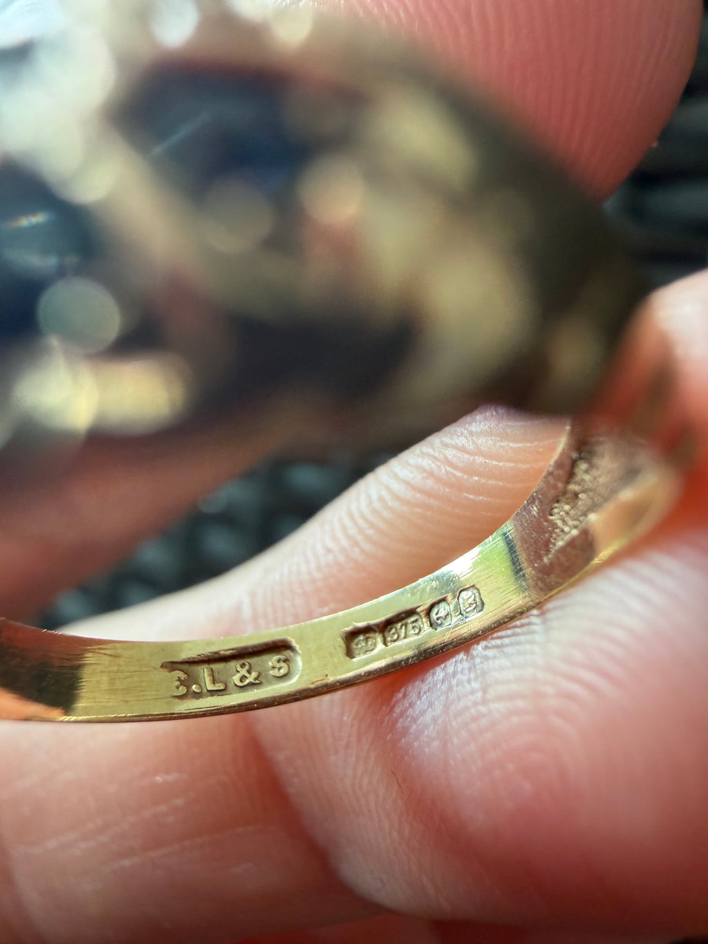 9k sapphire leaf band