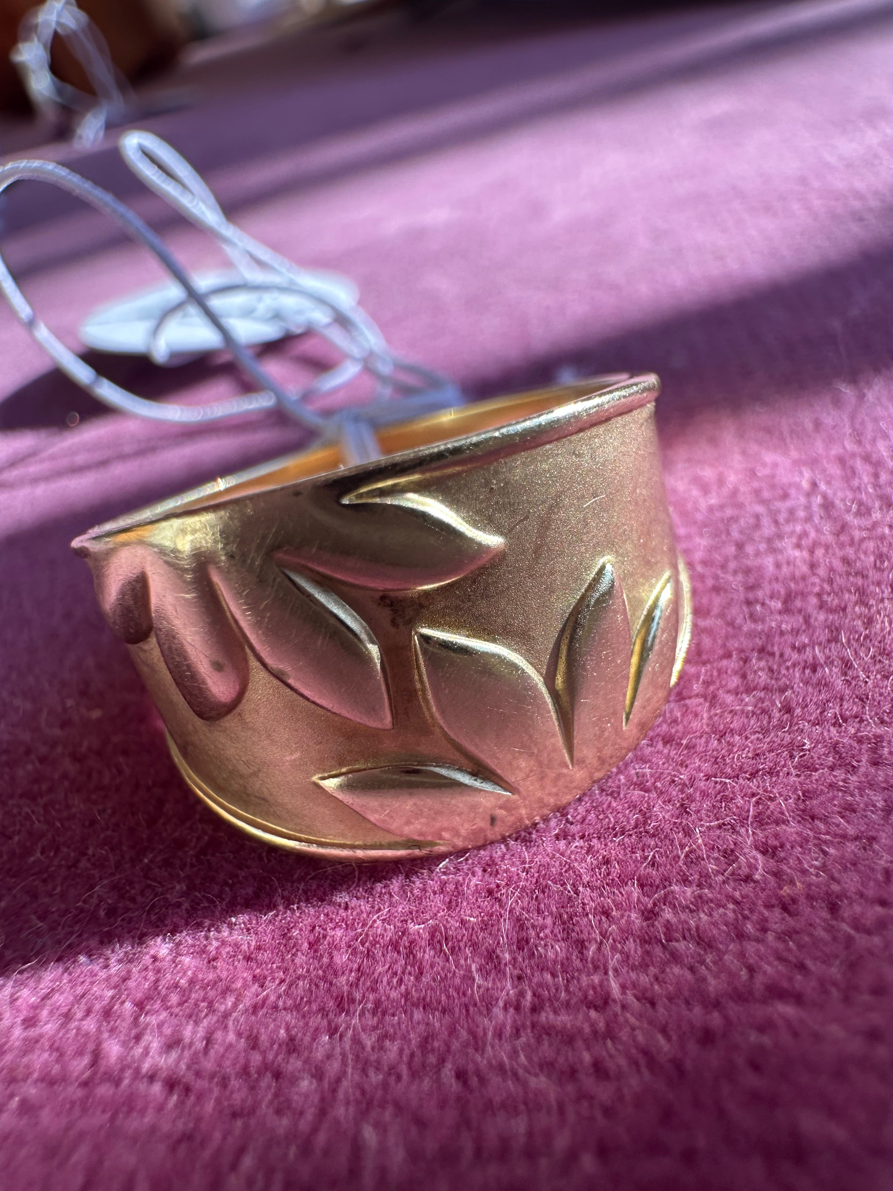 tapered band with leaves and satin finish