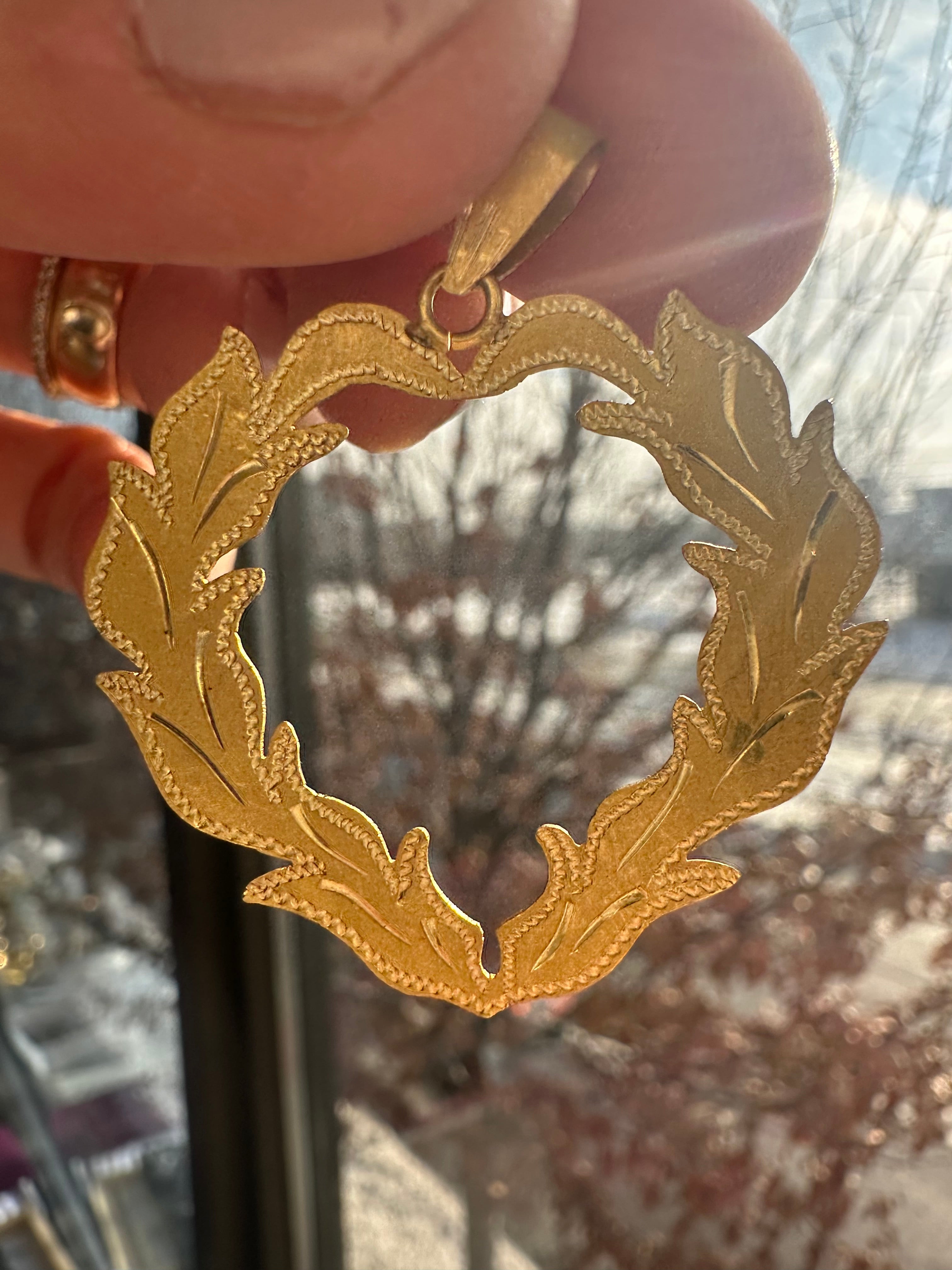 18k gold heart shaped wreath/leaves pendant