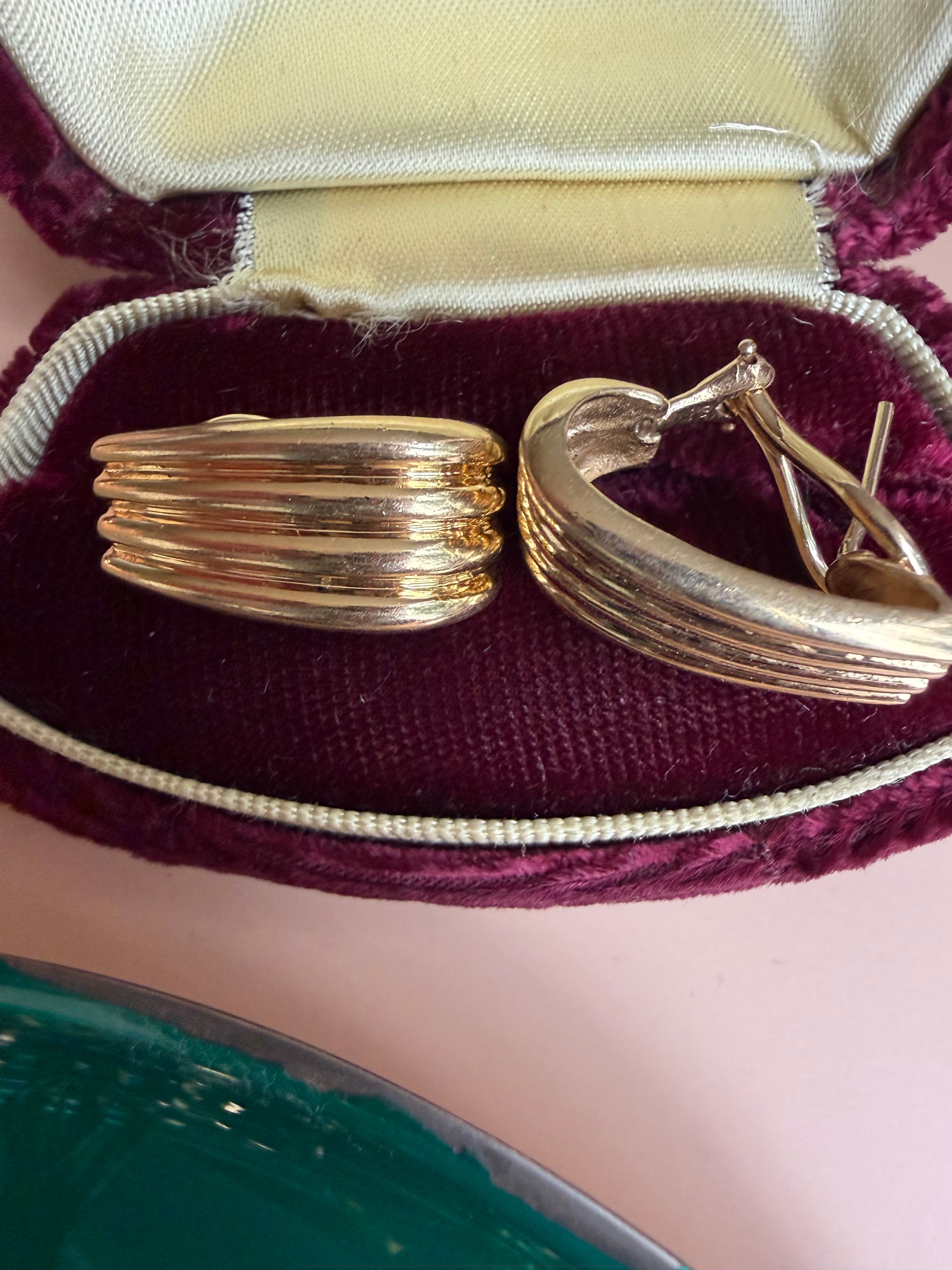 ribbed J hoop with omega backs