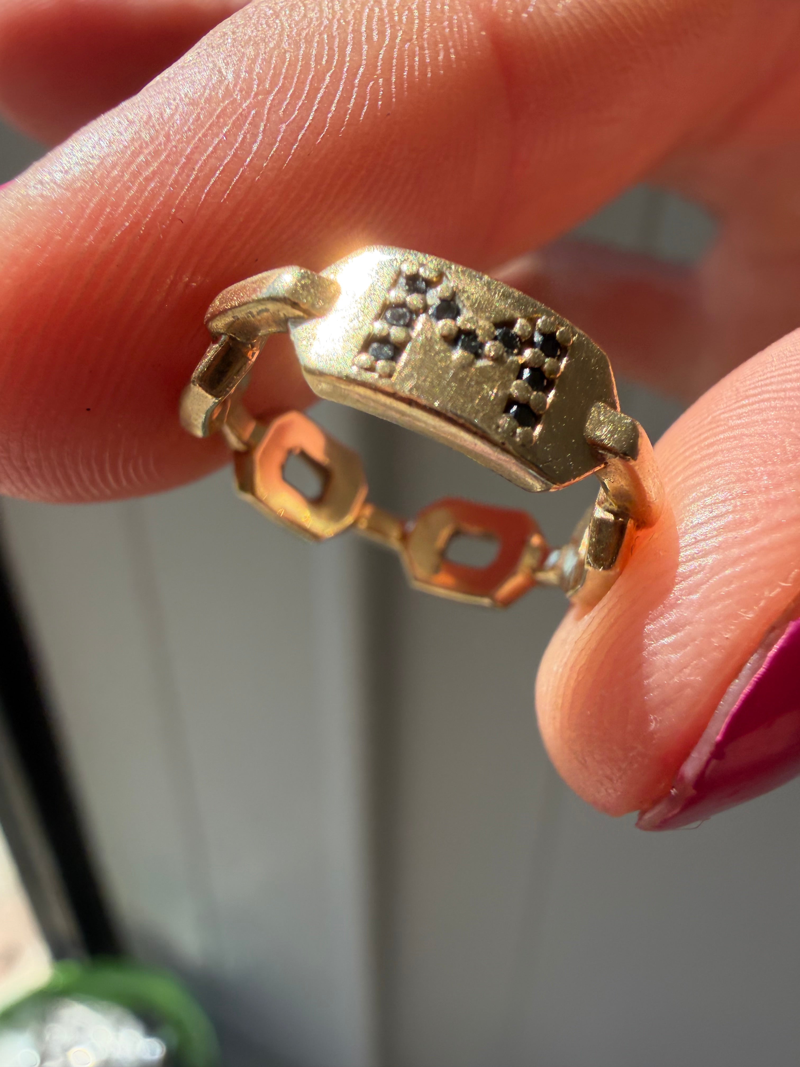 M/W sapphire chain style ring