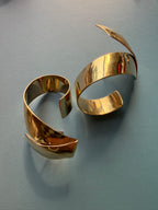 signed curly ribbon post earring