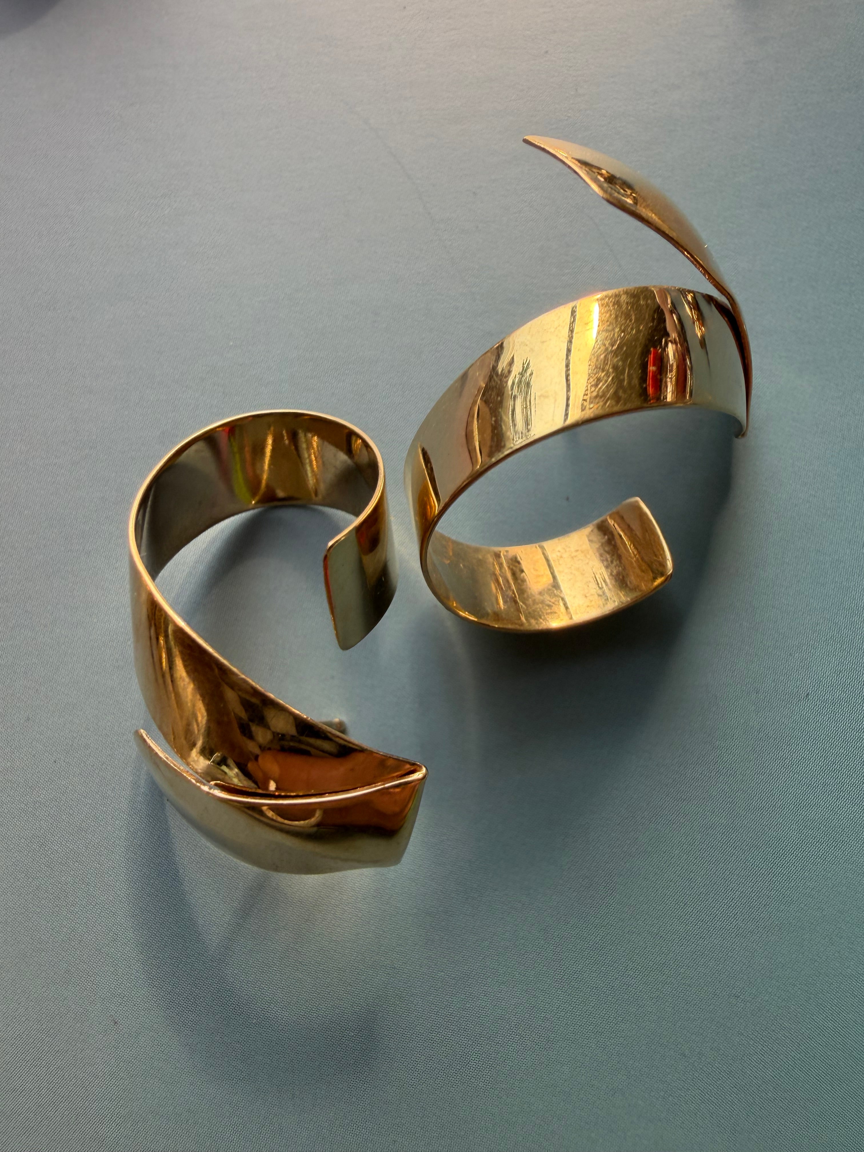 signed curly ribbon post earring