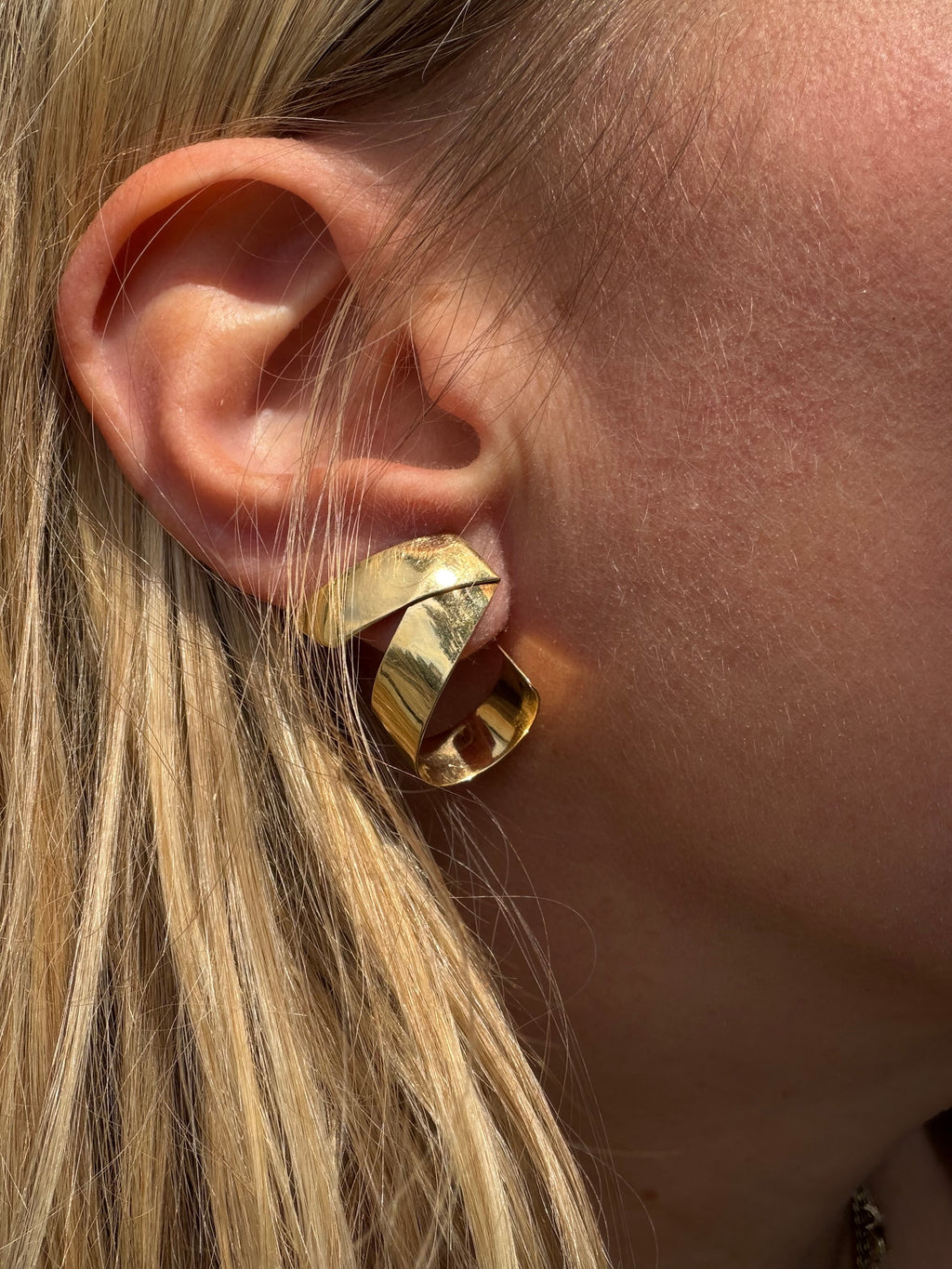 signed curly ribbon post earring