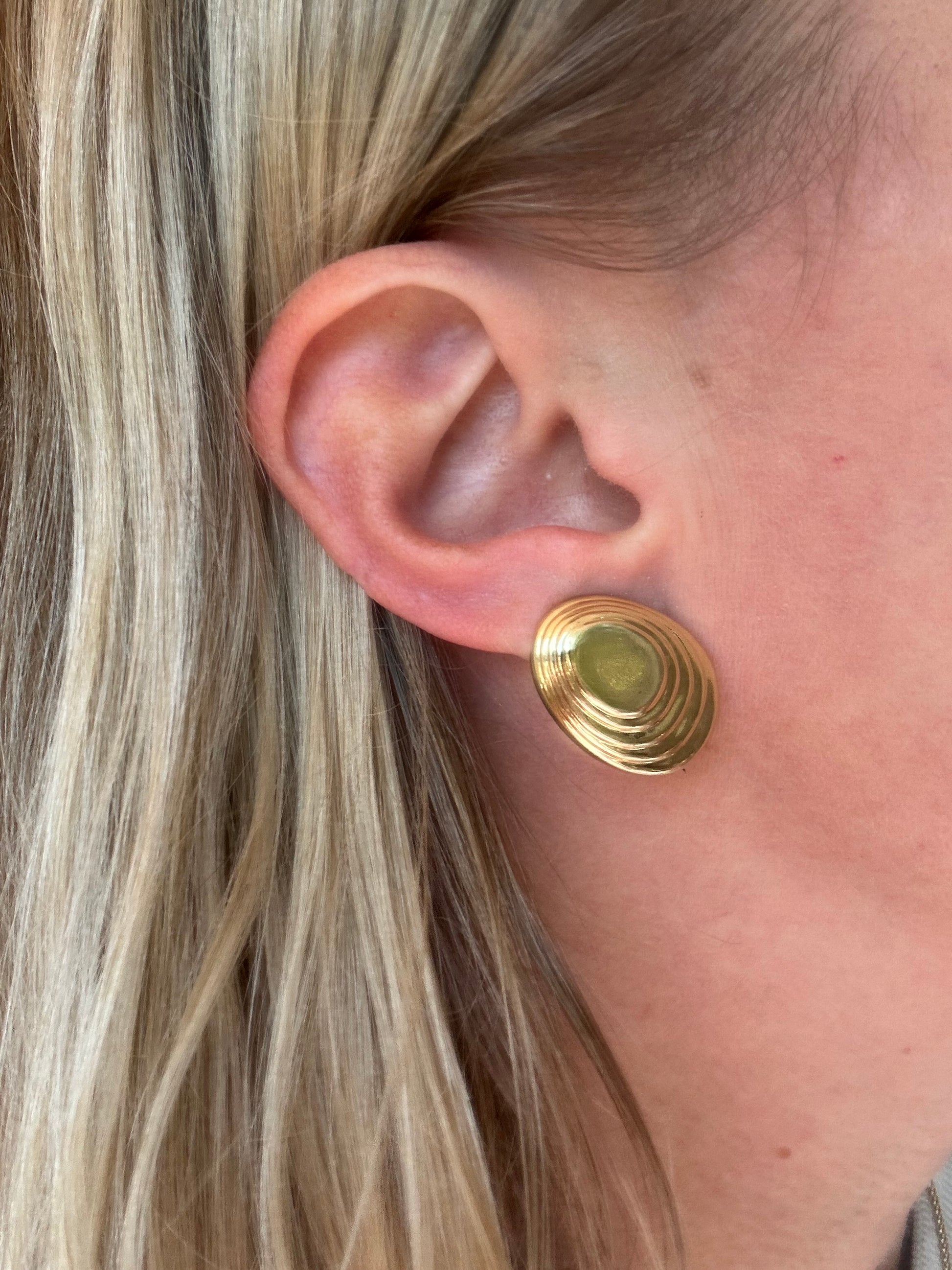 ribbed oval omega back earrings