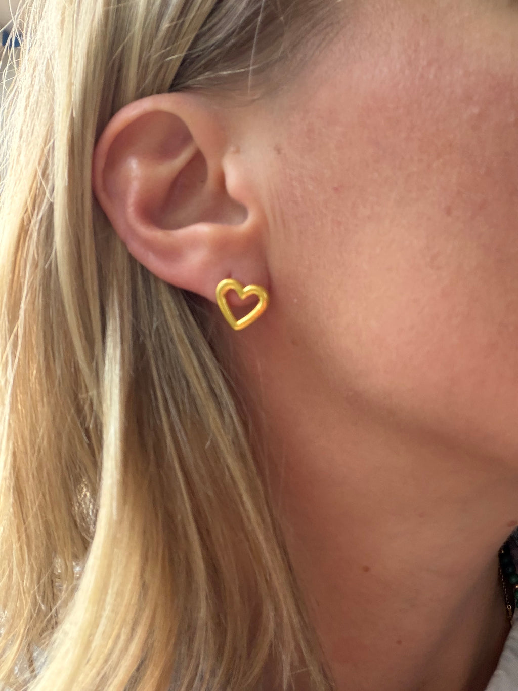 24k gold heart post earring by MENE